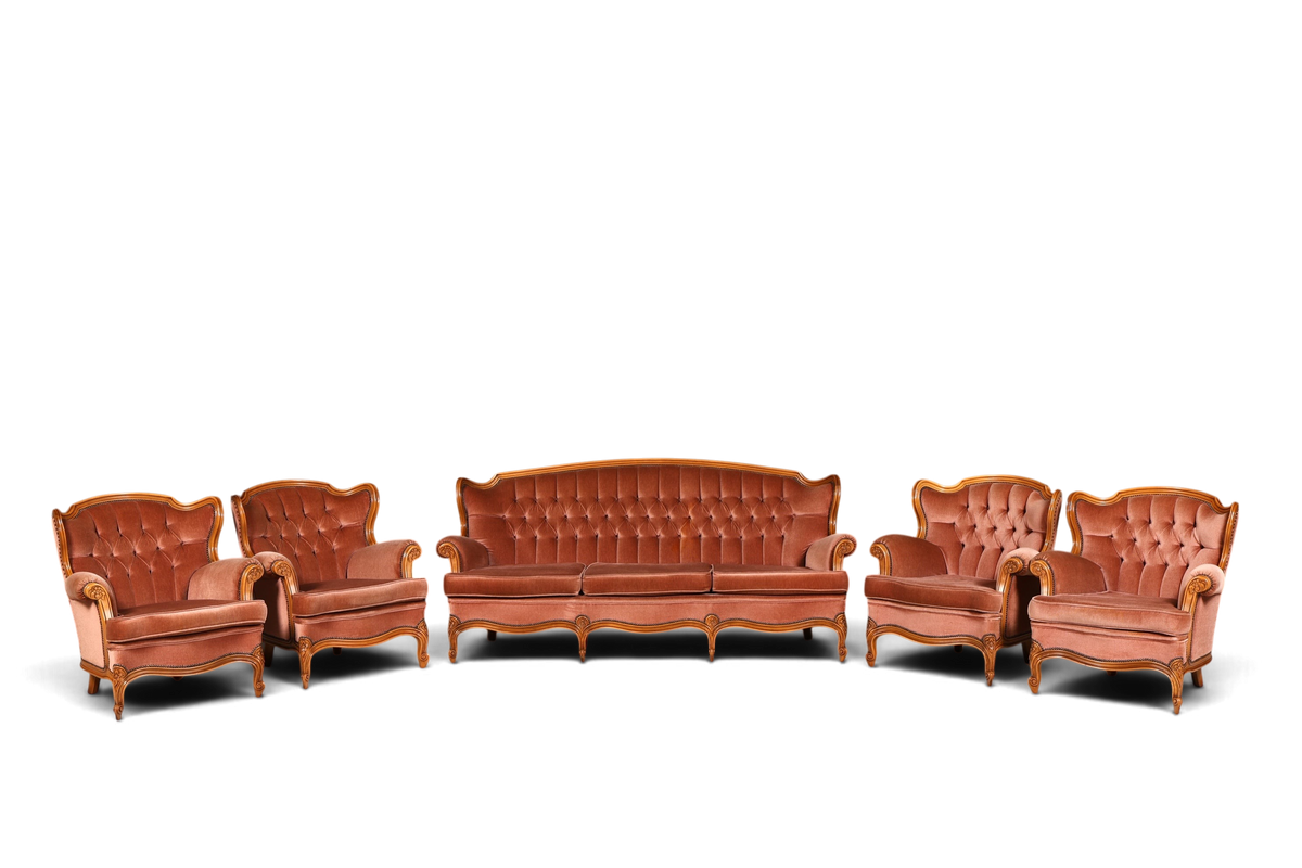 Hauptstadt Möblerei Chippendale Sitzgruppe mit vier Samtsesseln und Sofa im Barockstil mit geschwungenen Holzrahmen