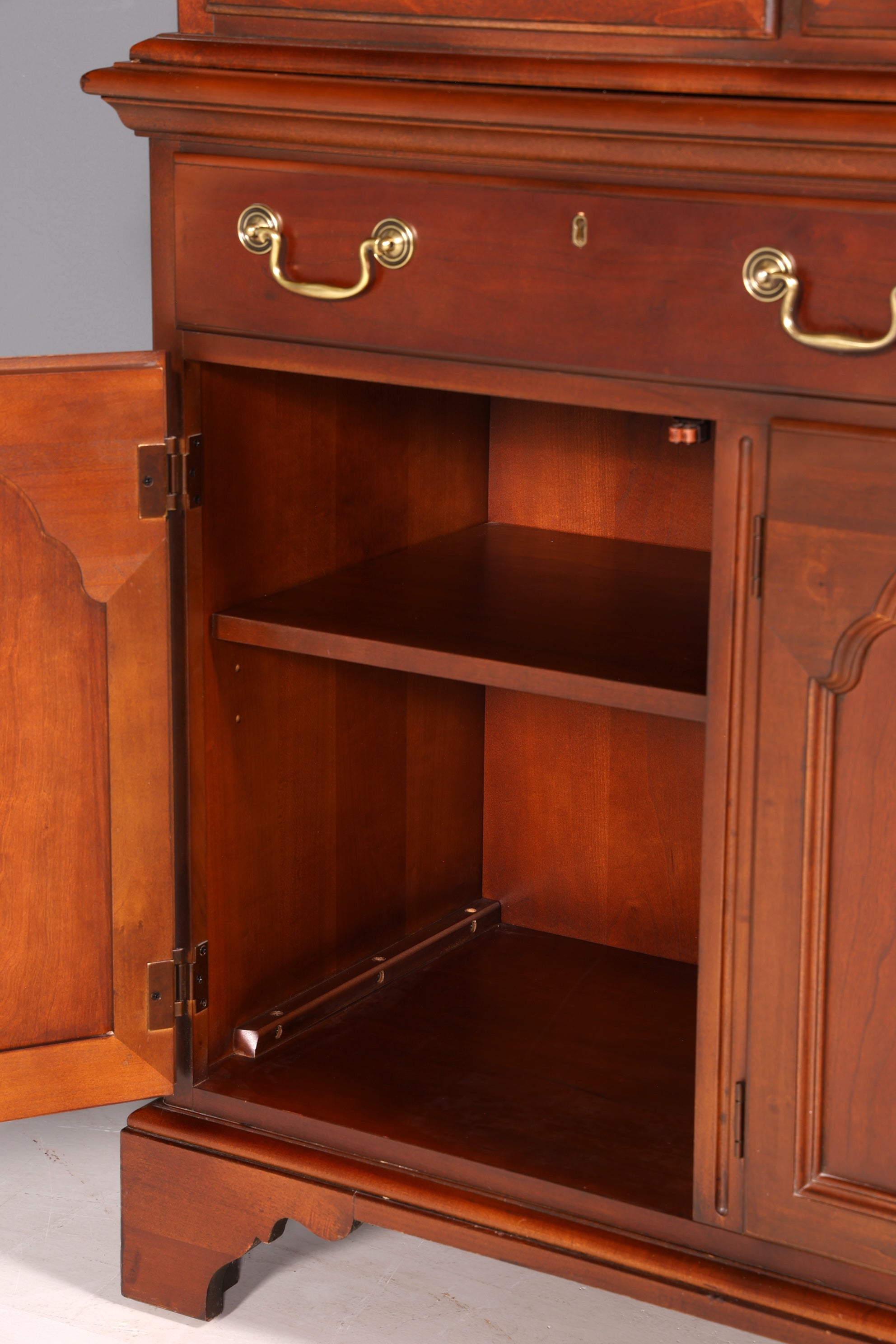 Edle Original Drexel Heritage Vitrine Bücherschrank USA Schrank Buffet Regal Glasvitrine