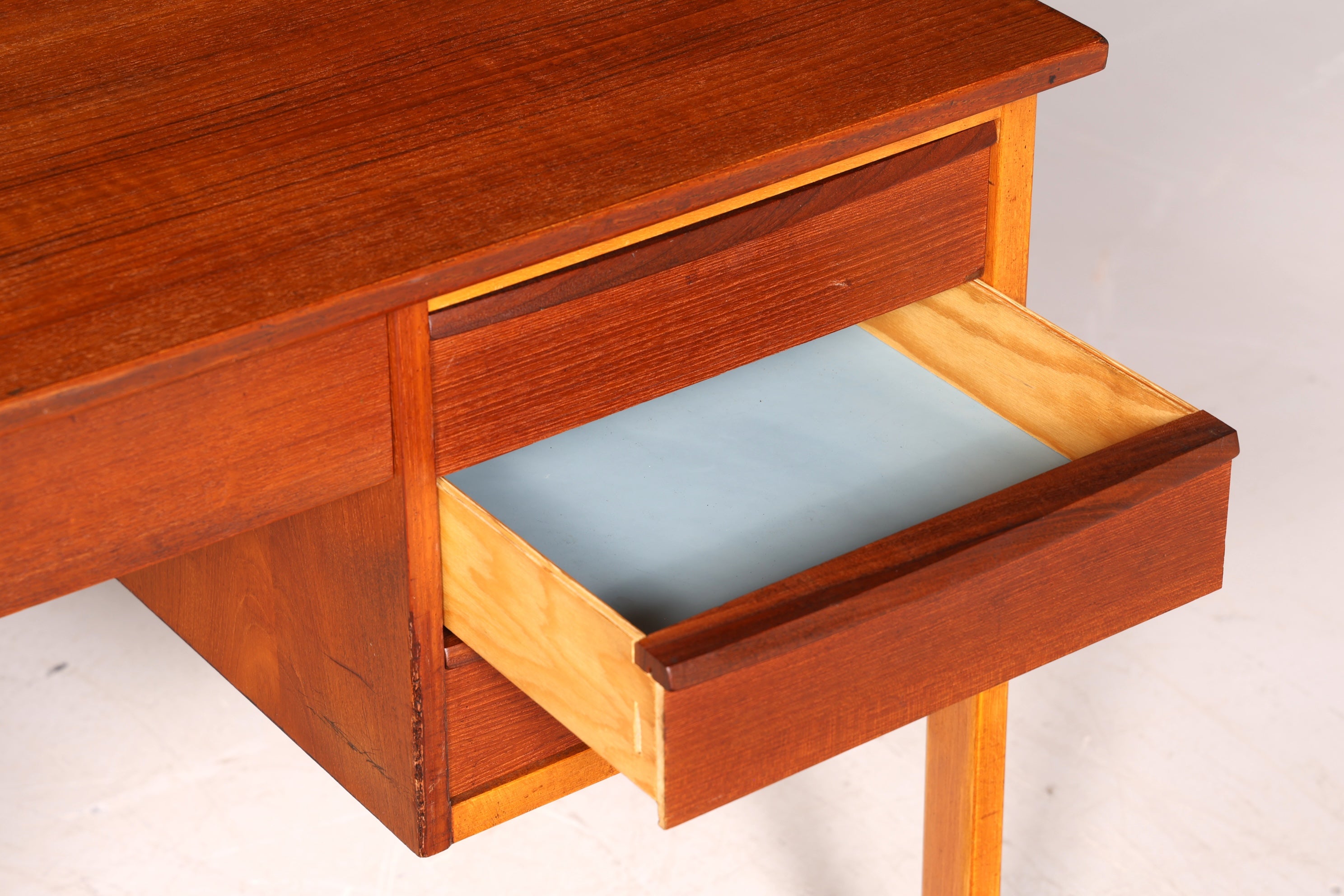 G227 Finish Wunderschöner Mid Century Schreibtisch Danish Design Teak Holz Bürotisch Vintage Office Table (Kopie)