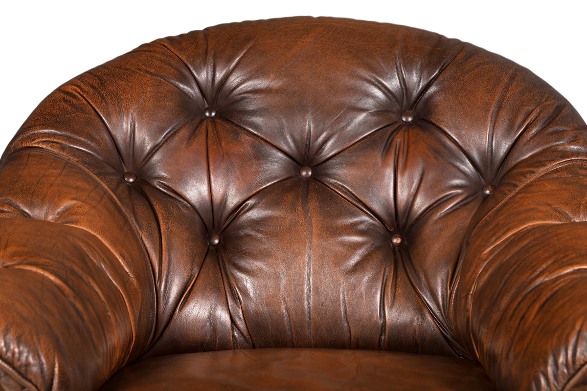 Hauptstadt Möblerei Chesterfield Sessel aus braunem Echtleder mit klassischer Knopfheftung und Vintage-Optik