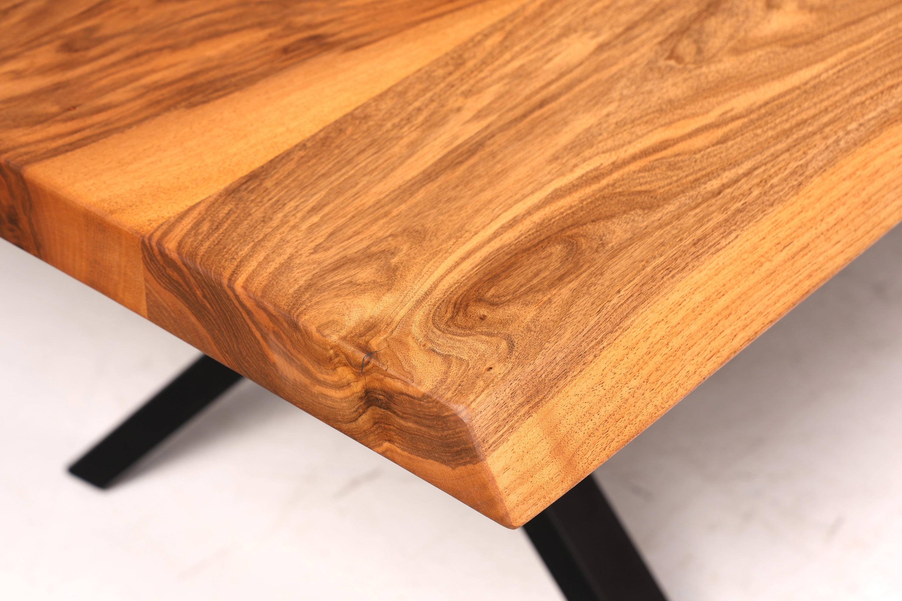 Wunderschöner Nussbaum Tisch 240cm-95cm Esszimmer Tisch Baumkanten Platte massiv Holz Küchentisch