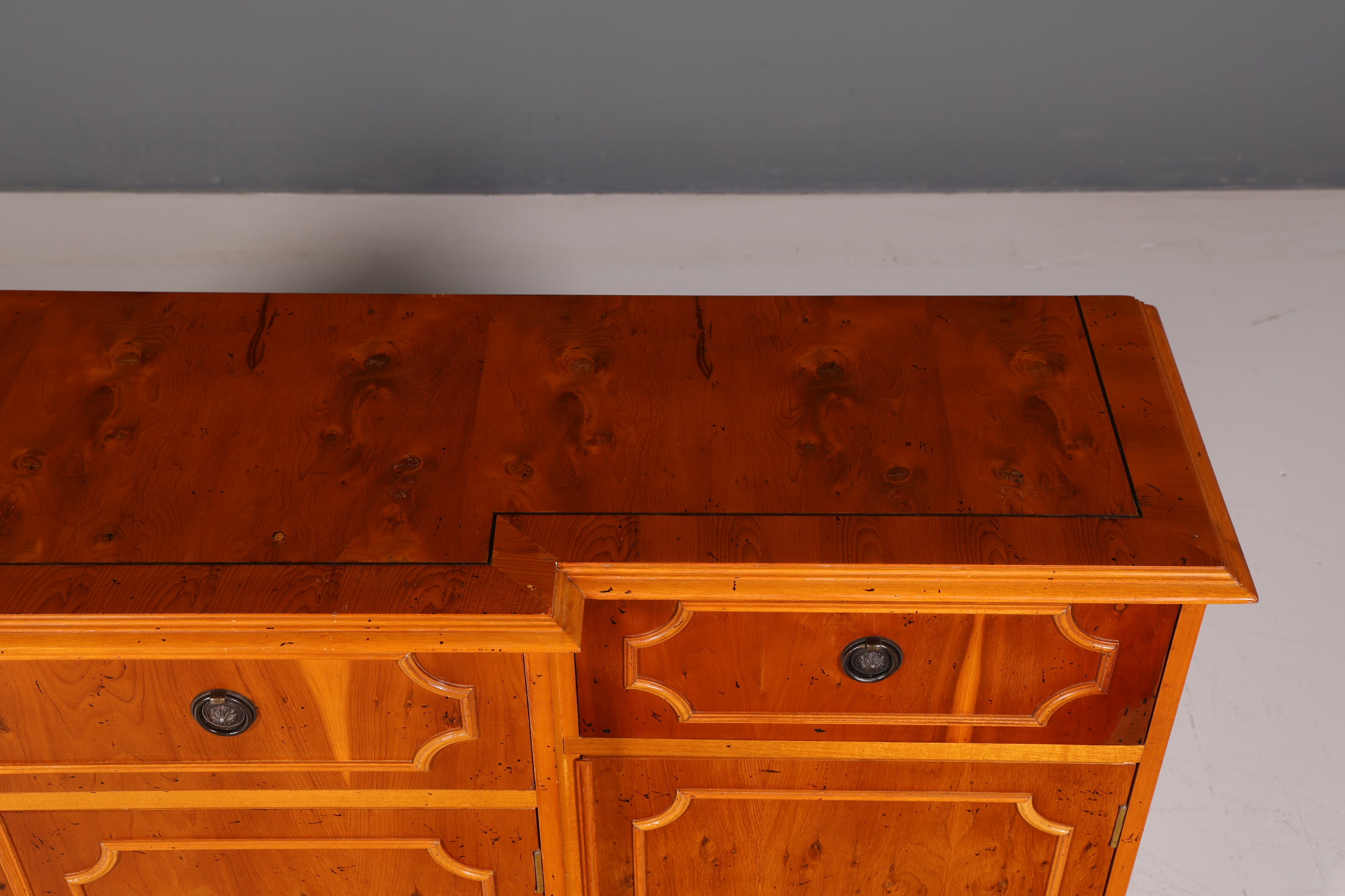 Wunderschönes Englisches Sideboard Eibe Schrank Antik Stil 60er Buffetschrank Kommode Anrichte Vintage