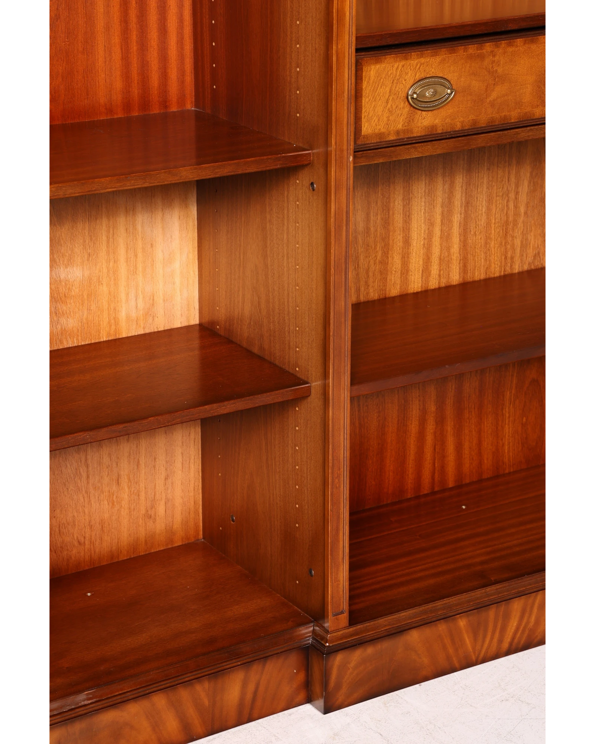 Hauptstadt Möblerei XXL Heldense Bücherregal aus Eibe mit höhenverstellbaren Böden und antiker Schublade