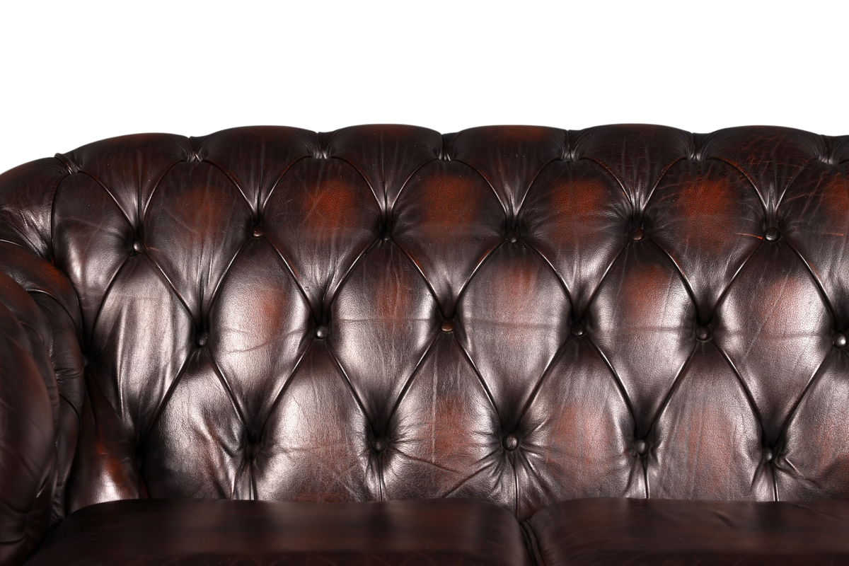 Hauptstadt Möblerei Chesterfield Centurion 2-Sitzer Sofa aus braunem Echtleder mit klassischer Knopfheftung