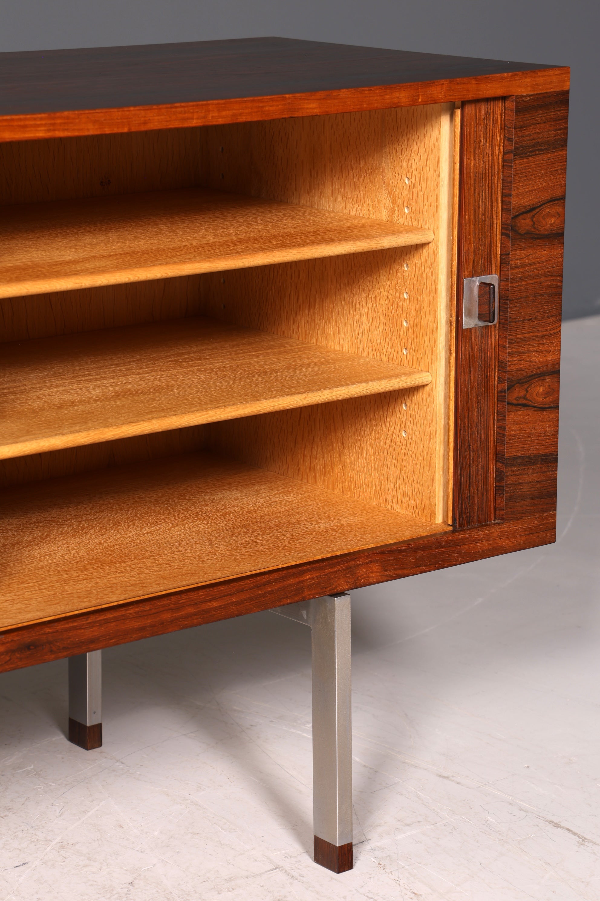 Beeindruckendes Original Hans J. Wegner für RY Møbler Modell RY 25 Sideboard Palisander Holz TV Kommode Vintage Schiebetür Schrank 1 von 2