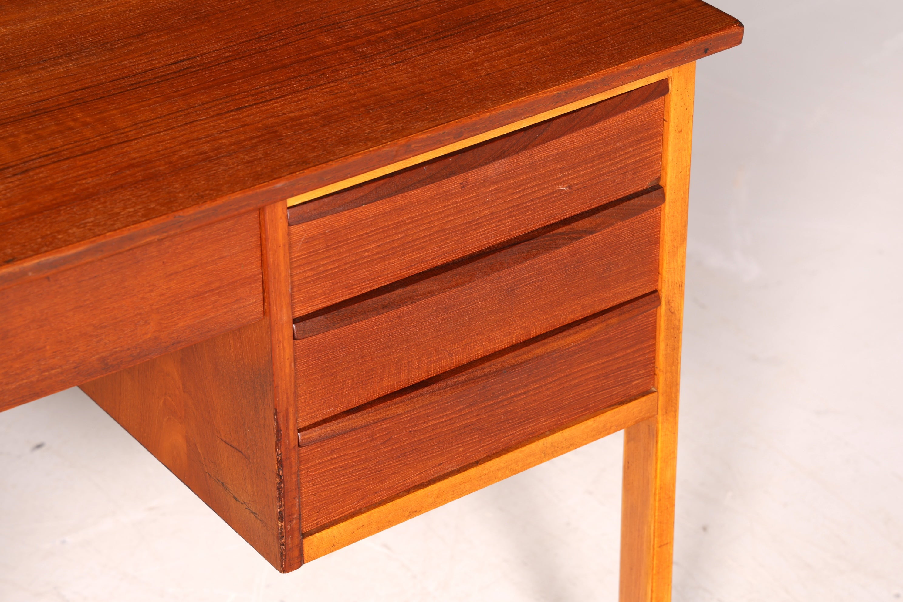 G227 Finish Wunderschöner Mid Century Schreibtisch Danish Design Teak Holz Bürotisch Vintage Office Table (Kopie)