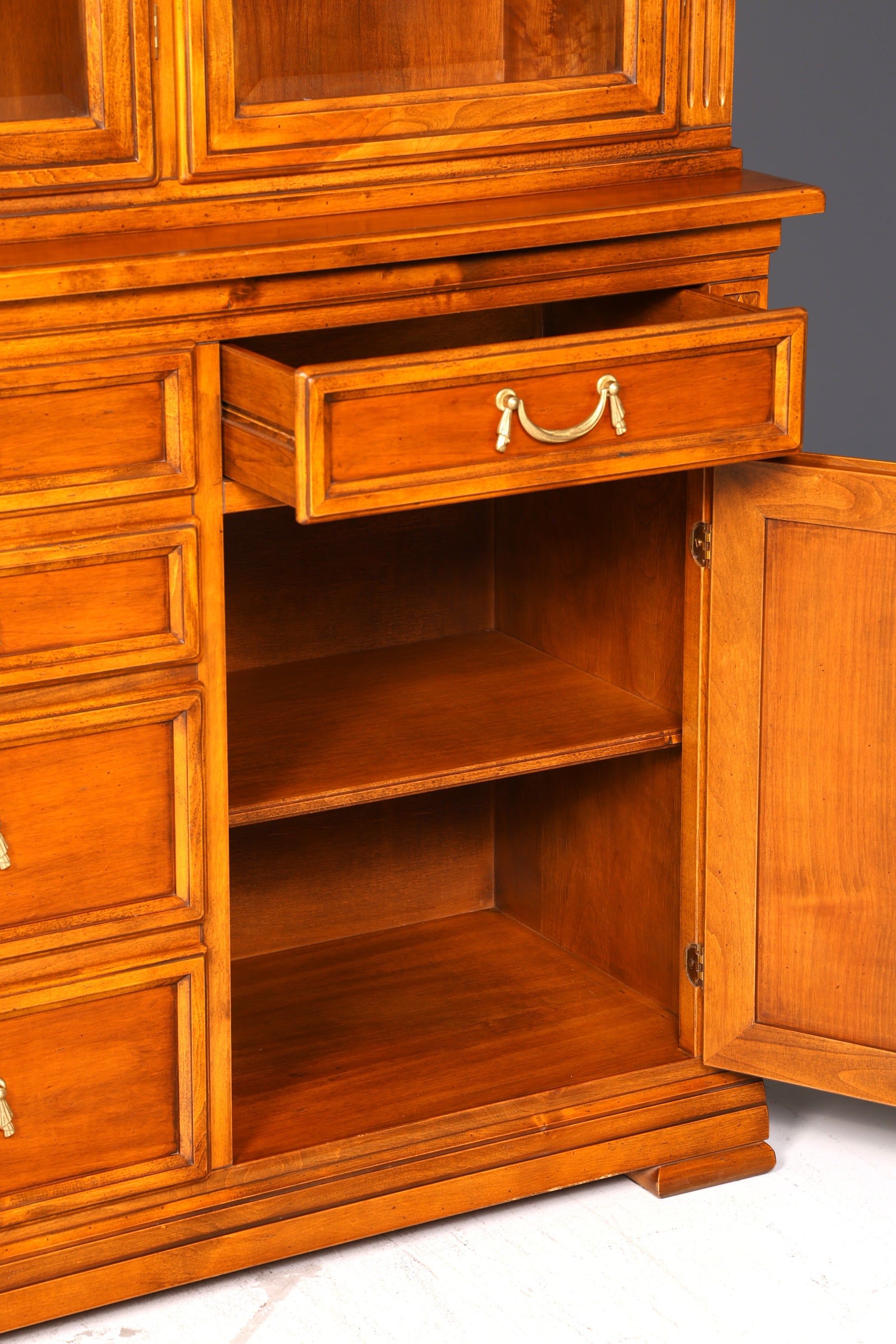 Wunderschöne Original Selva Vitrine Villa Borghese Antik Massivholz Buffet Schrank Bibliothek Glasvitrine Made in Italy