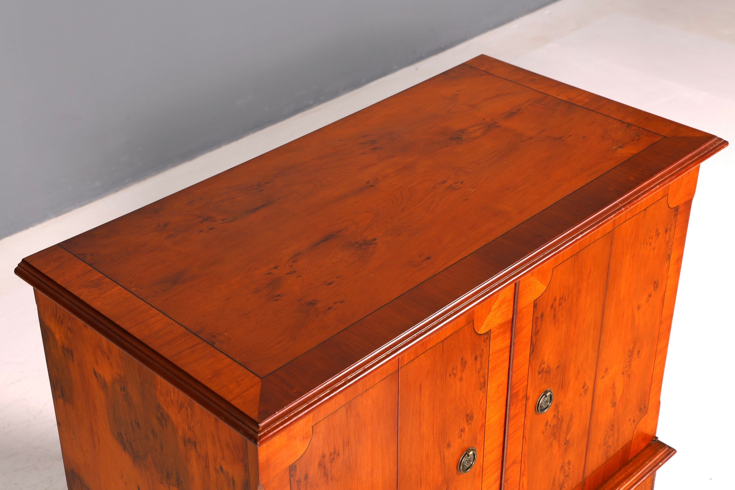 Edler Englischer TV-Schrank Eibe Vertiko Fernsehschrank 60s Schrank Kommode Vintage