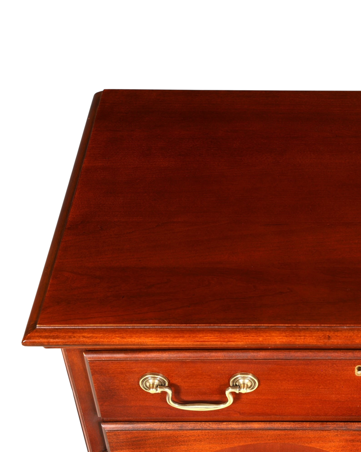 Hauptstadt Möblerei Drexel Heritage Kommode aus dunklem Holz mit glänzender Oberfläche und Messinggriff im Antik-Stil