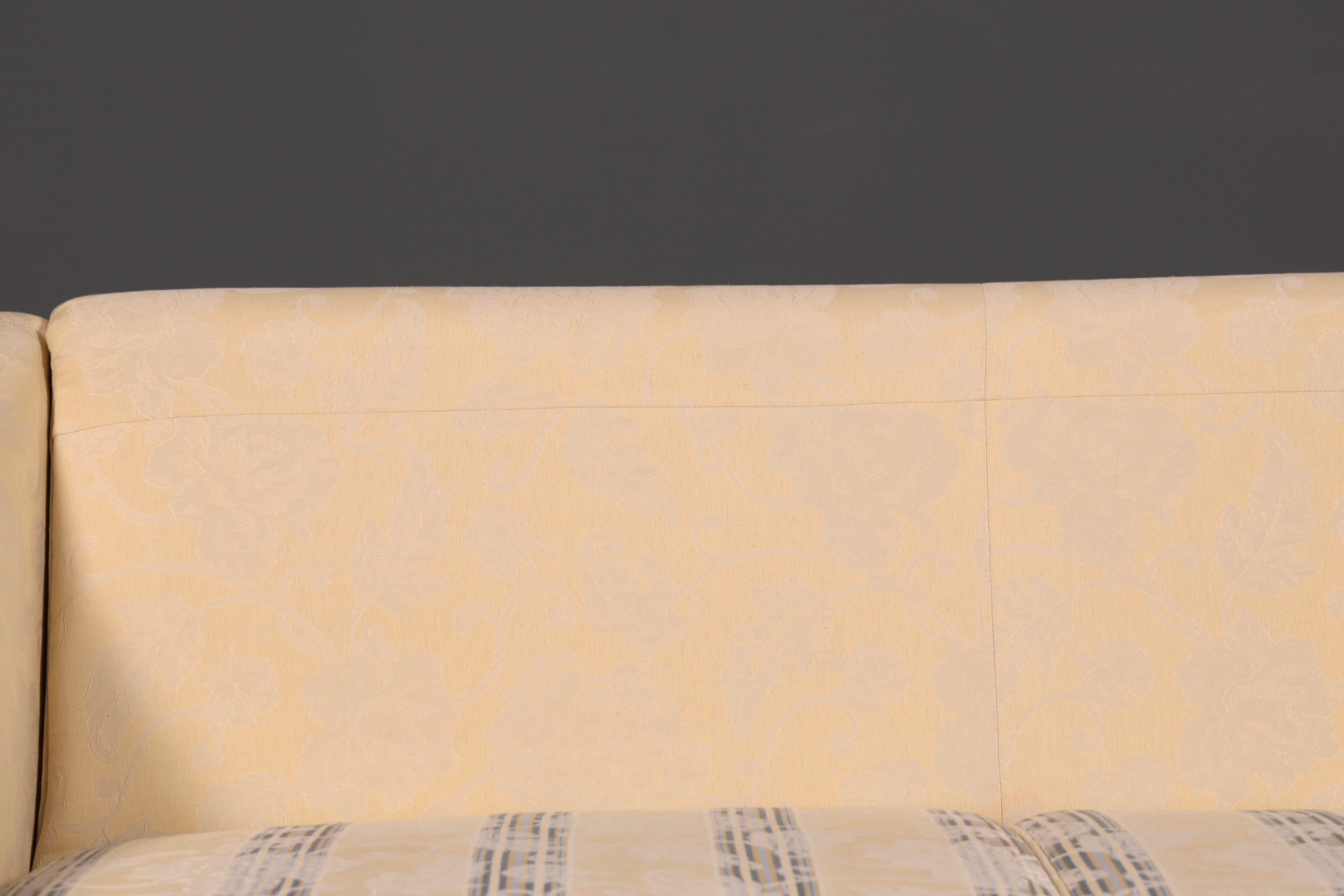 Wunderschönes Landhaus Sofa mit Hocker Englischer Stil Creme 2-Sitzer Couch Stoff Polstersofa Landhausstil Zweisitzer