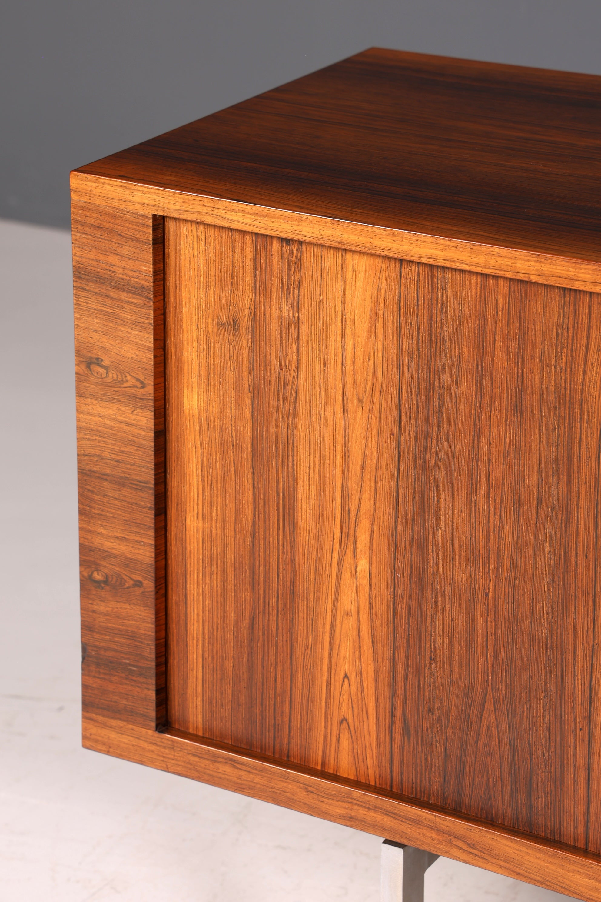 Beeindruckendes Original Hans J. Wegner für RY Møbler Modell RY 25 Sideboard Palisander Holz TV Kommode Vintage Schiebetür Schrank 1 von 2
