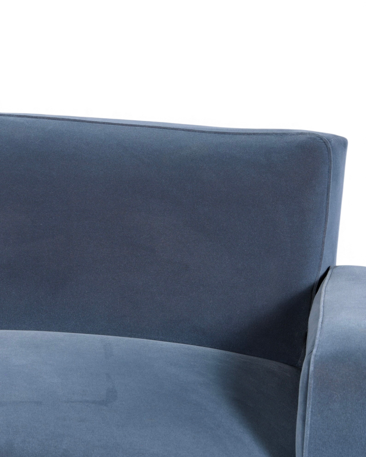 Hauptstadt Möblerei Sofa in blauem Samt mit H872 Finish und eleganter Kantenverarbeitung