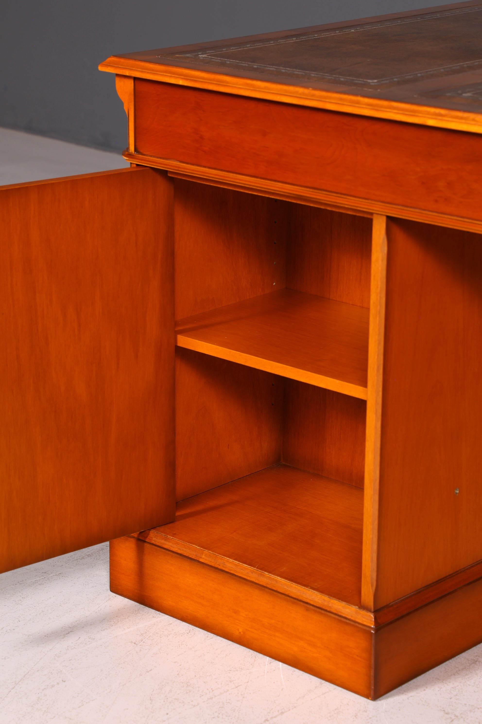 Wunderschöner Original Heldense Englischer Schreibtisch Eibe Echt Lederauflage Antik Stil Chefschreibtisch Bürotisch Partner Desk