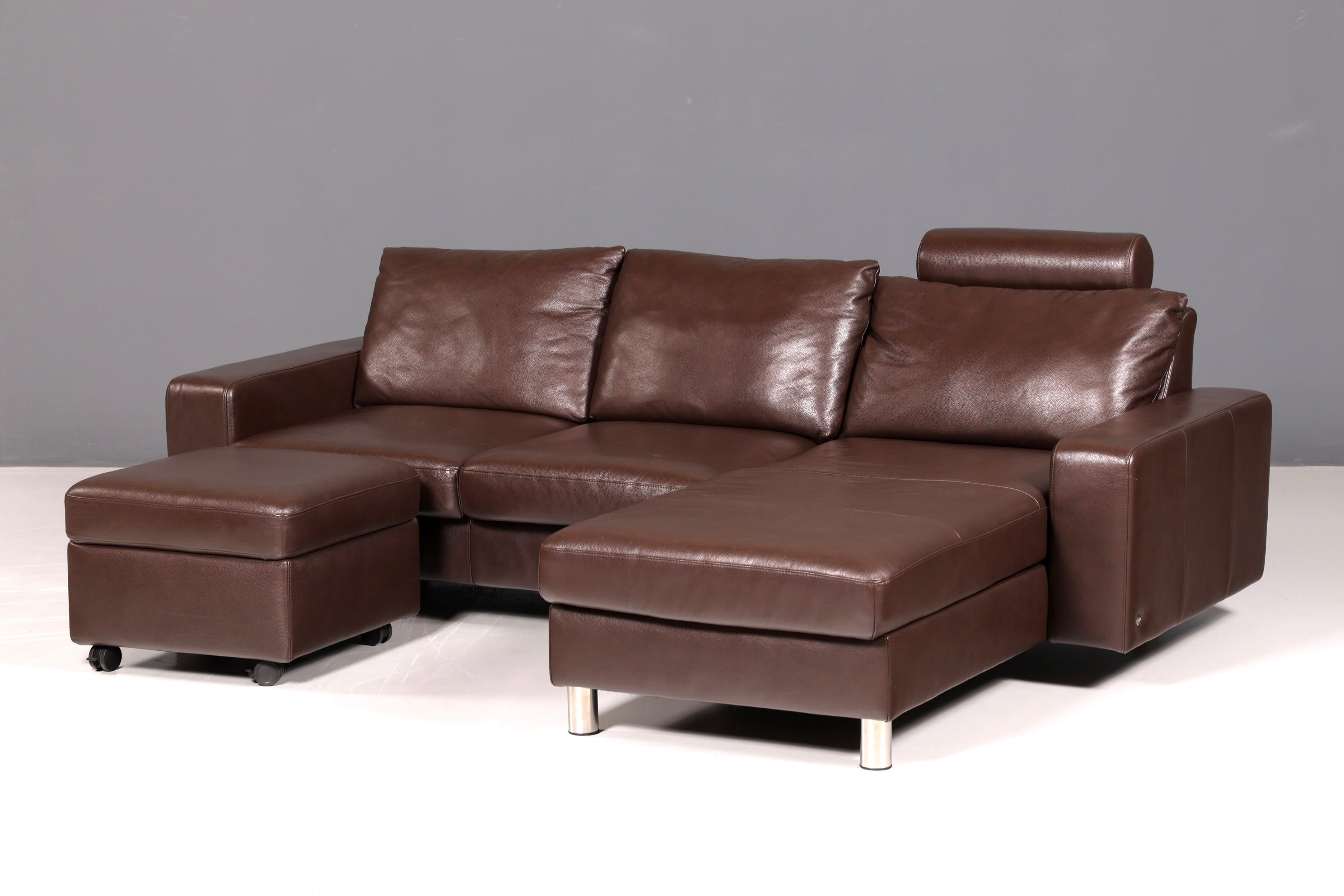 Beautiful Stressless E200 corner sofa in genuine brown leather with chaise longue, footstool, and vintage leather upholstery.