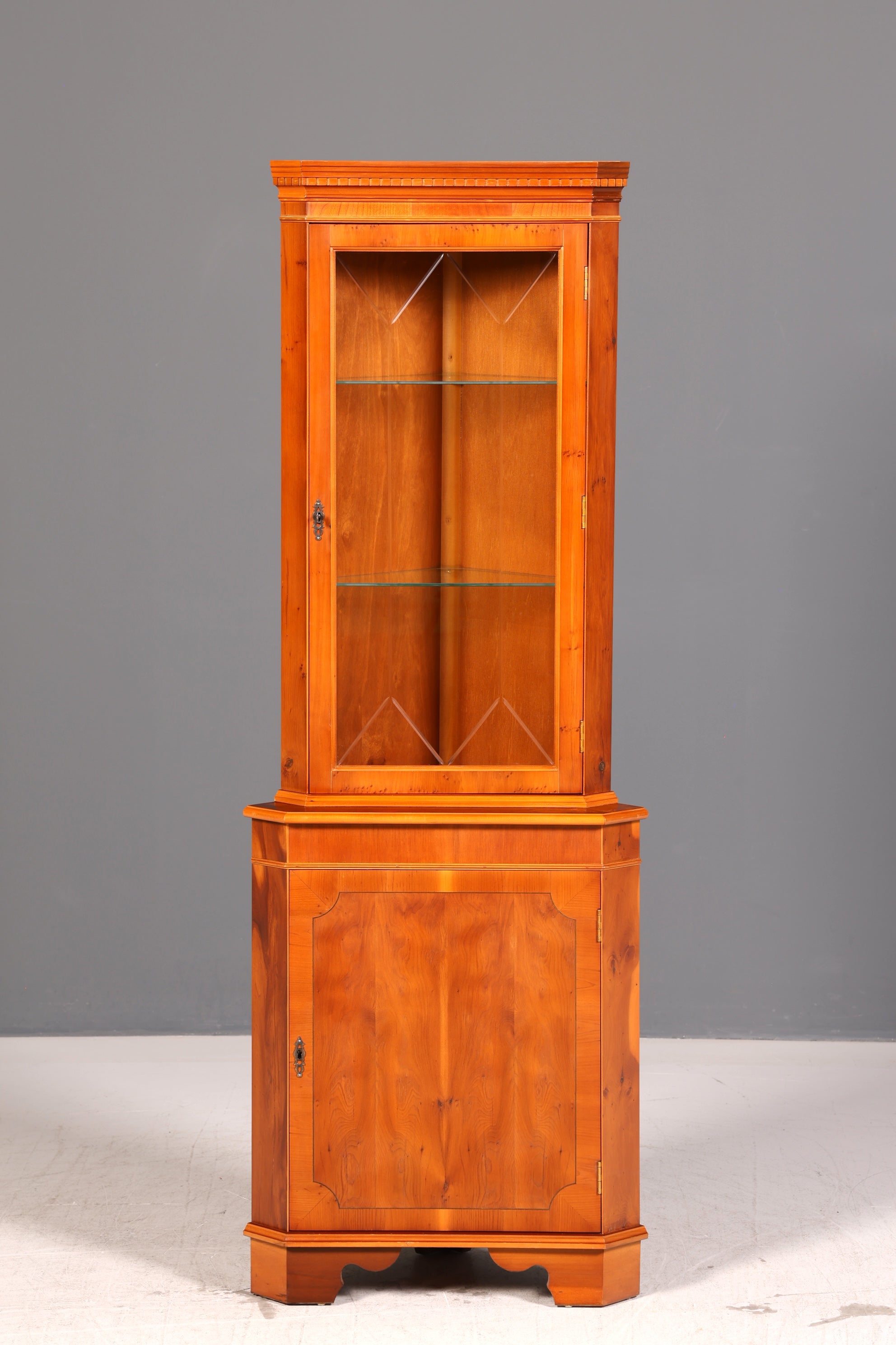 Wunderschöne Englische Eckvitrine Eibe Eckschrank Glasvitrine Vitrine mit Beleuchtung Antik Echt Holz Vintage