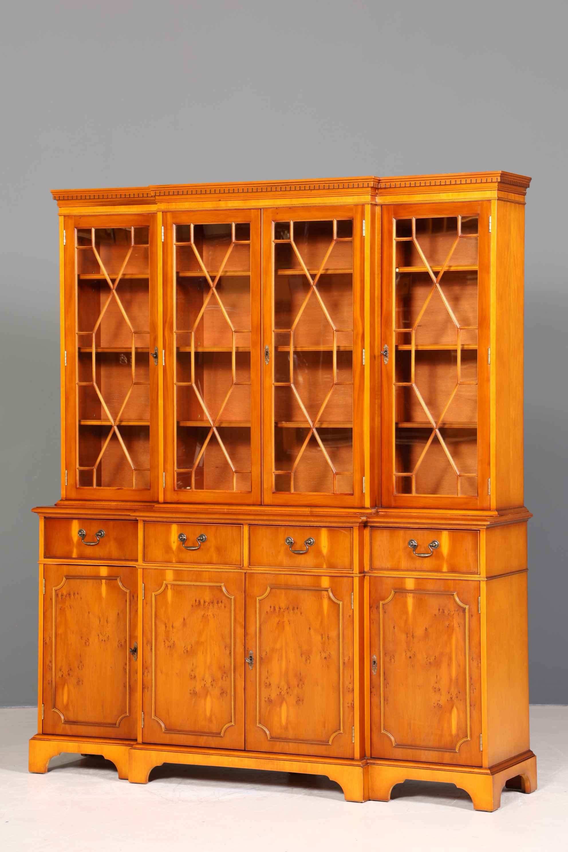 Edle Englische Vitrine Bücherschrank Buffet Antik Stil Englisch Eibe Glasvitrine Bibliothek