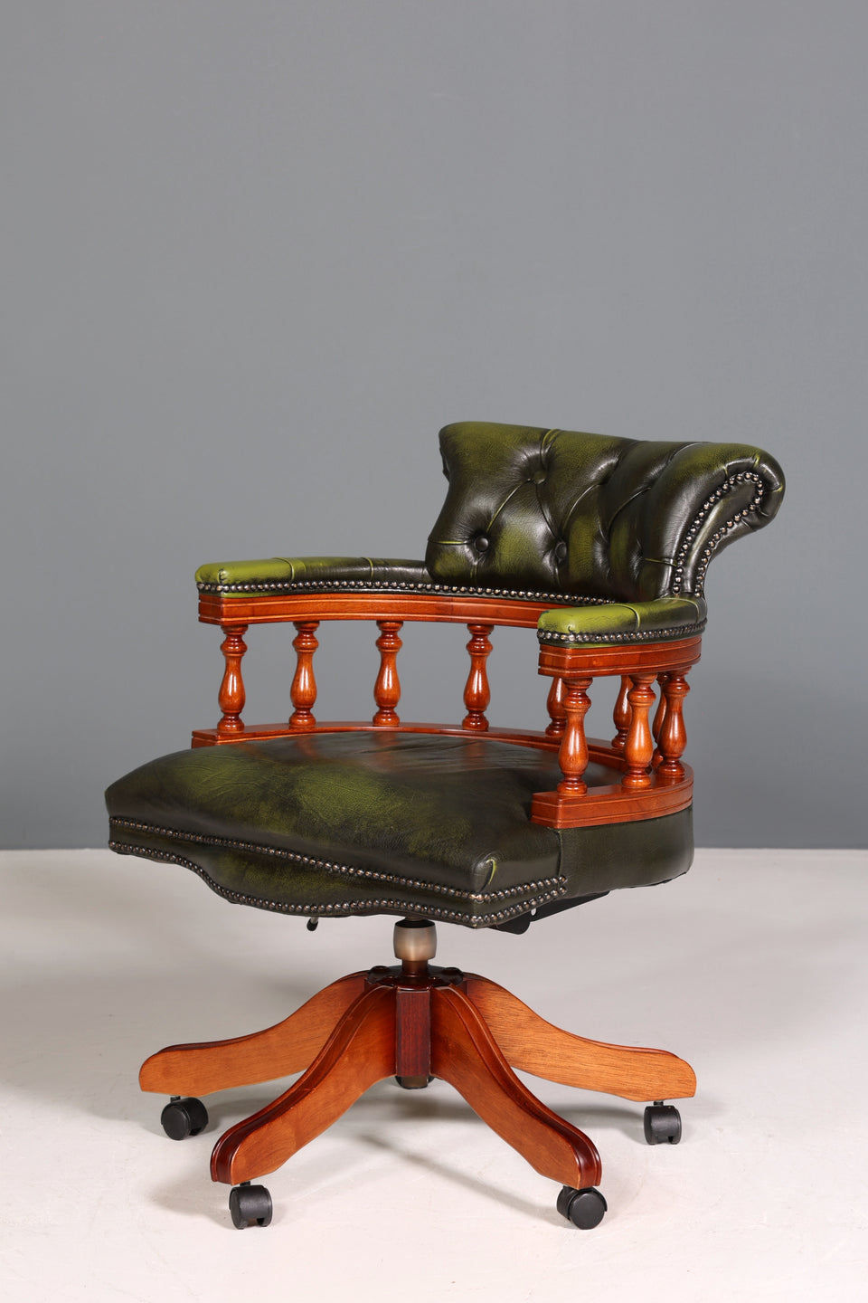 Original Chesterfield Centurion Captain Chair Englisch grün echt Leder Sessel