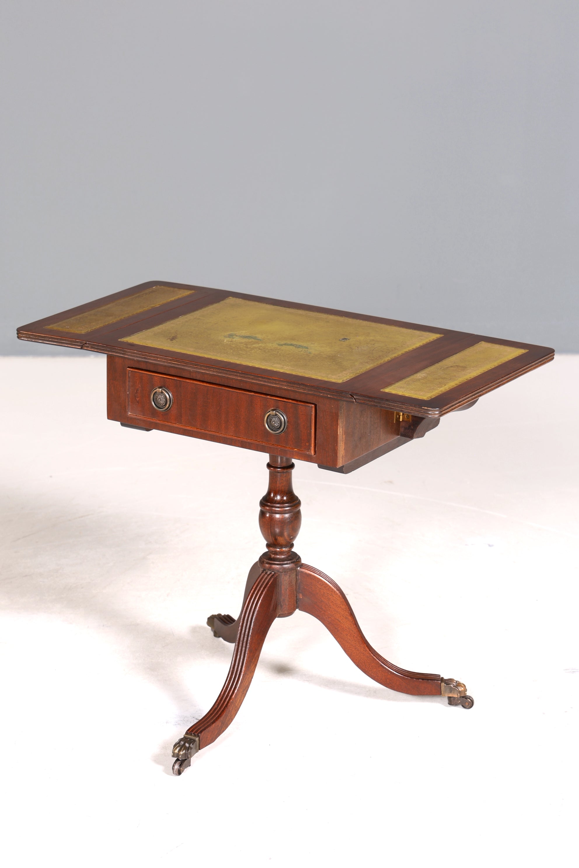 Wunderschöner Englischer Tisch Mahagoni Klapptisch Beistelltisch Englisch echt Leder Antik 60s Ablage 1 von 2