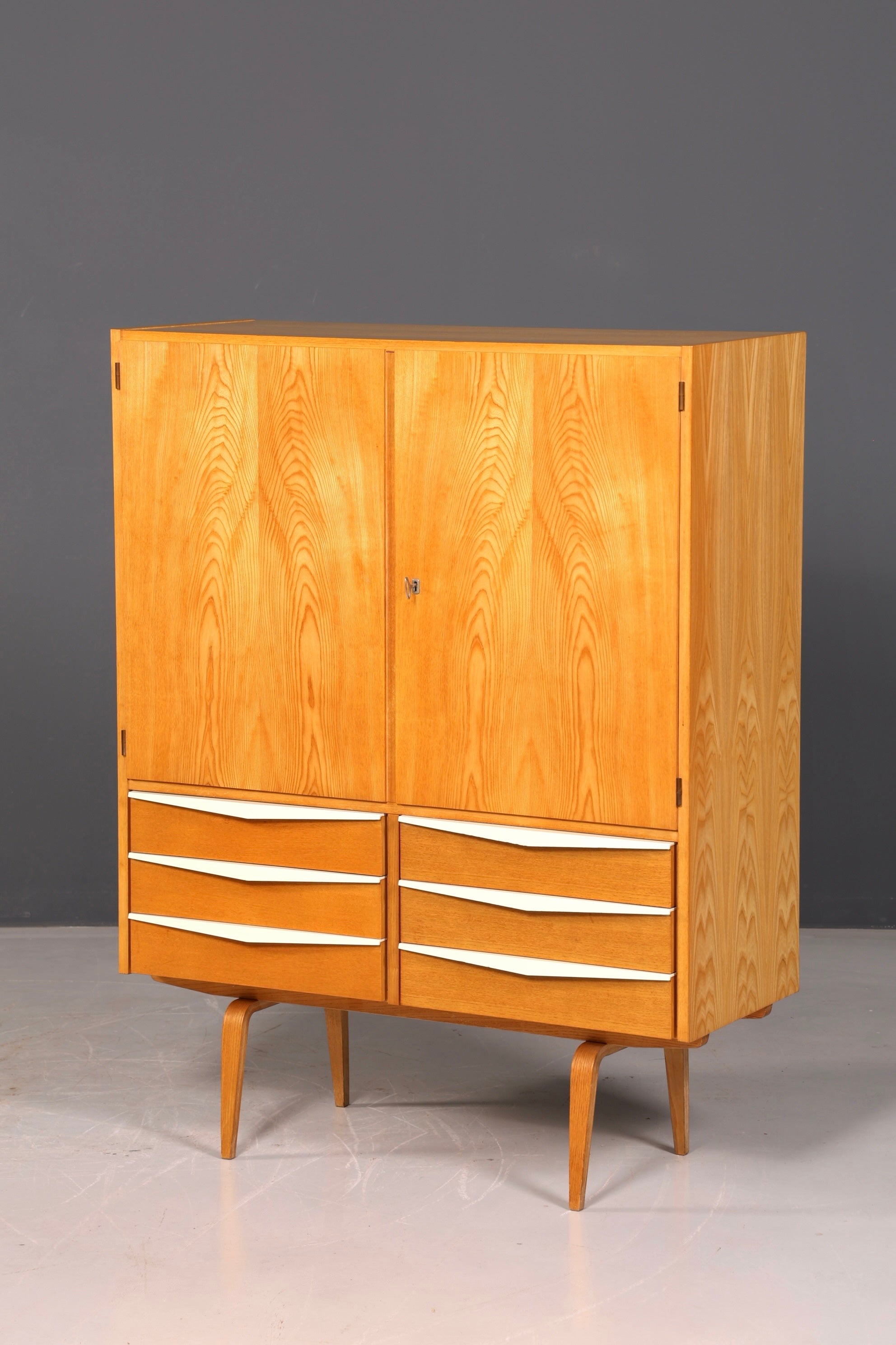 Wunderschöner Hellerau Schrank Modell 427 Mid Century Vintage Aktenschrank Highboard Vertiko Wäscheschrank