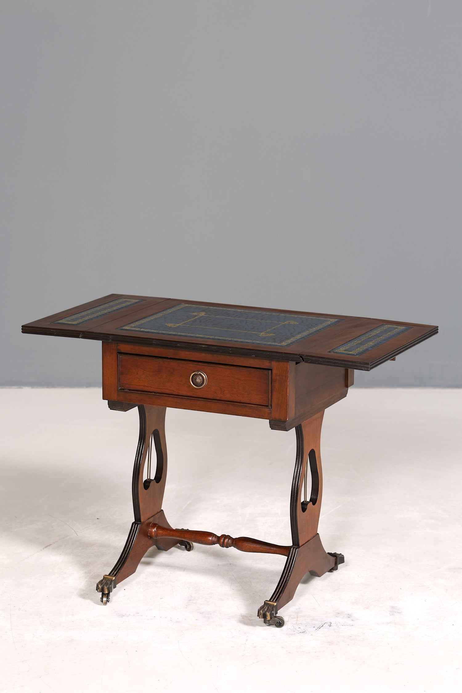 Wunderschöner Englischer Tisch Mahagoni Klapptisch Beistelltisch Englisch echt Leder Antik 60s Ablage