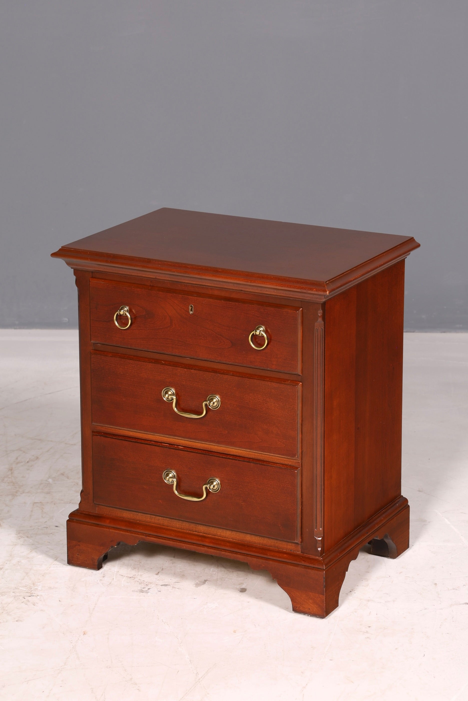 Elegant Drexel Heritage dresser in antique style, bedside table, USA chest of drawers 1 of 2