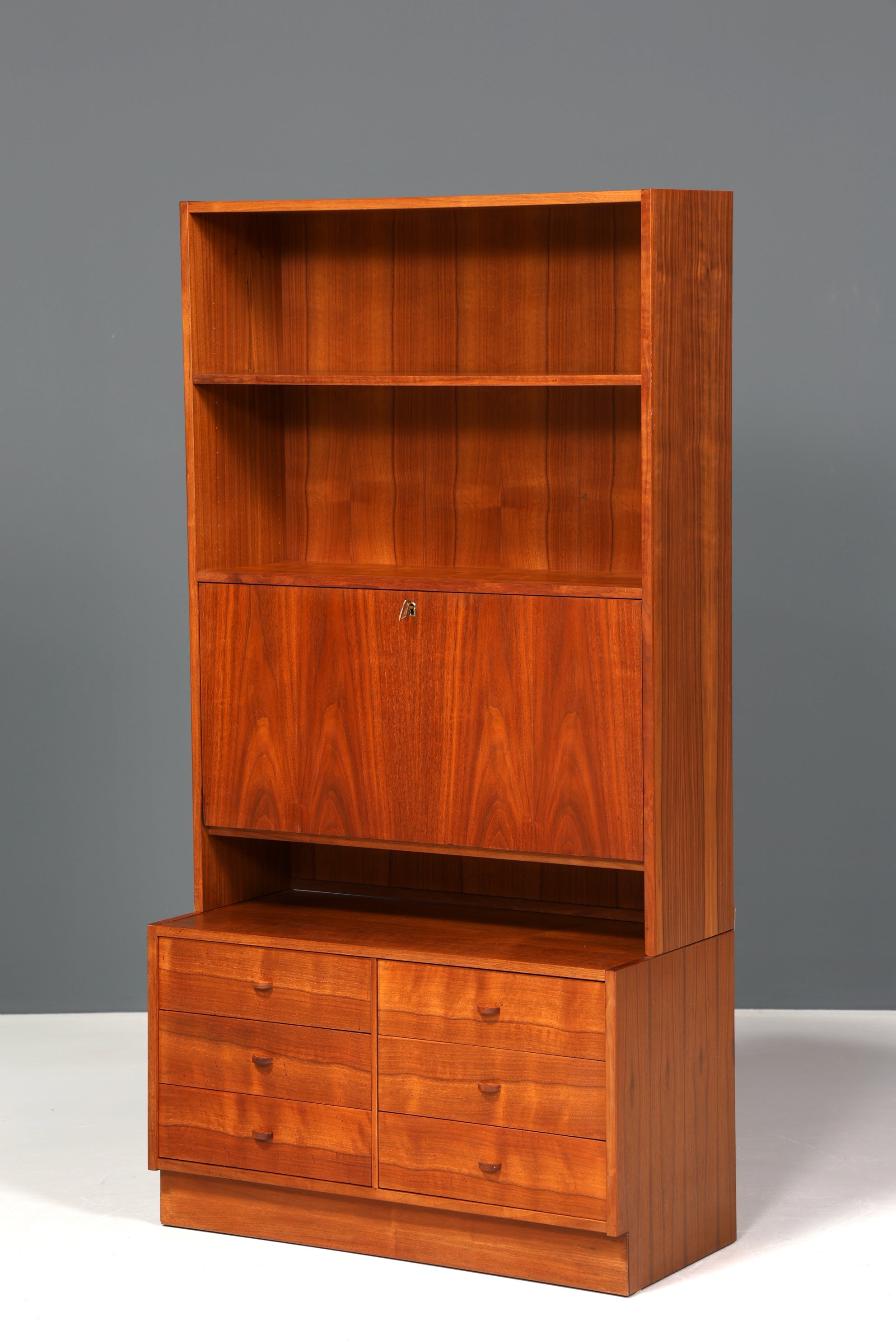 Traumhaftes Mid Century Regal im Danish Design Klapp Schrank Sekretär Retro Kommode