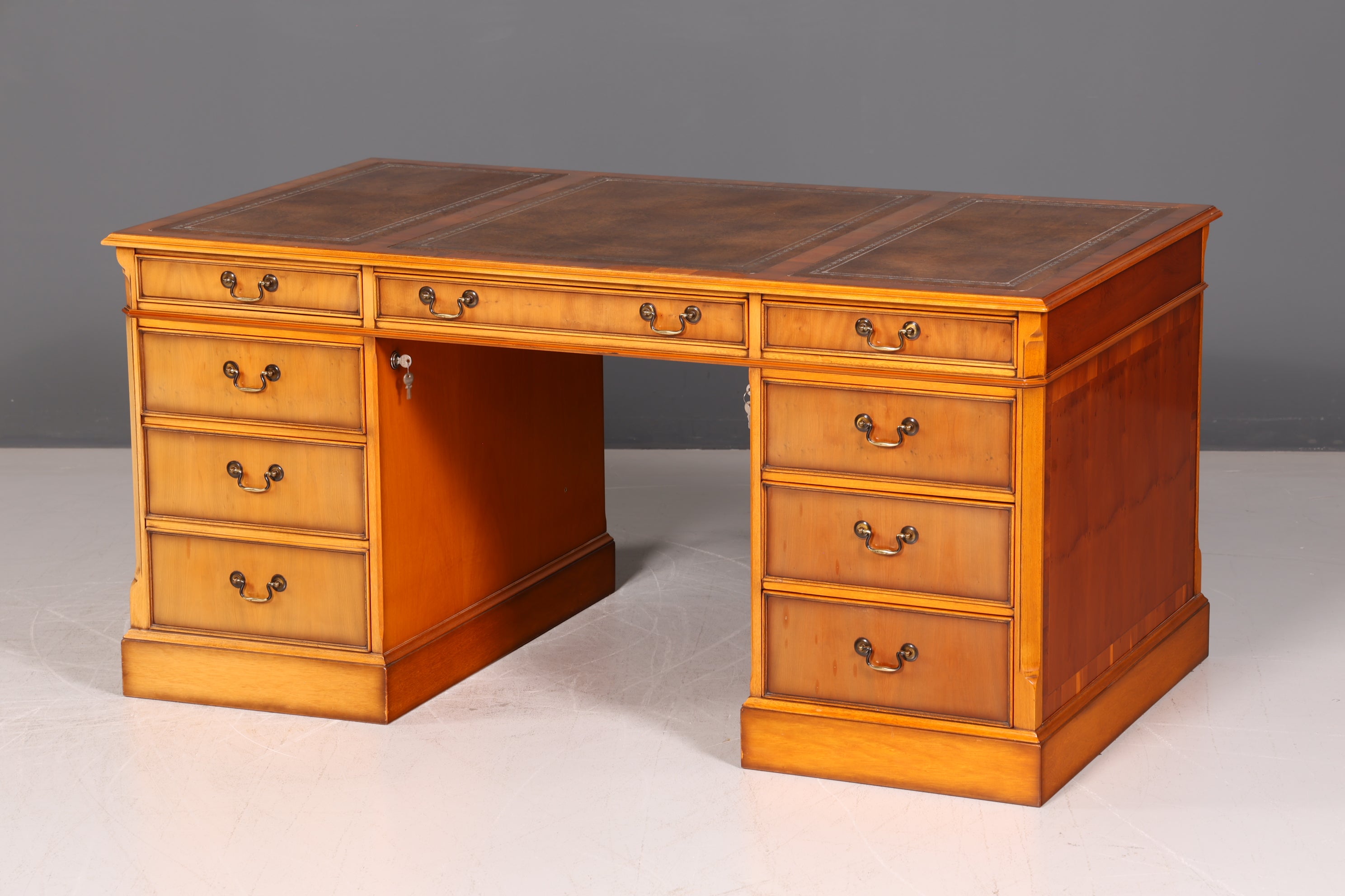 Wunderschöner Original Heldense Englischer Schreibtisch Eibe Echt Lederauflage Antik Stil Chefschreibtisch Bürotisch Partner Desk