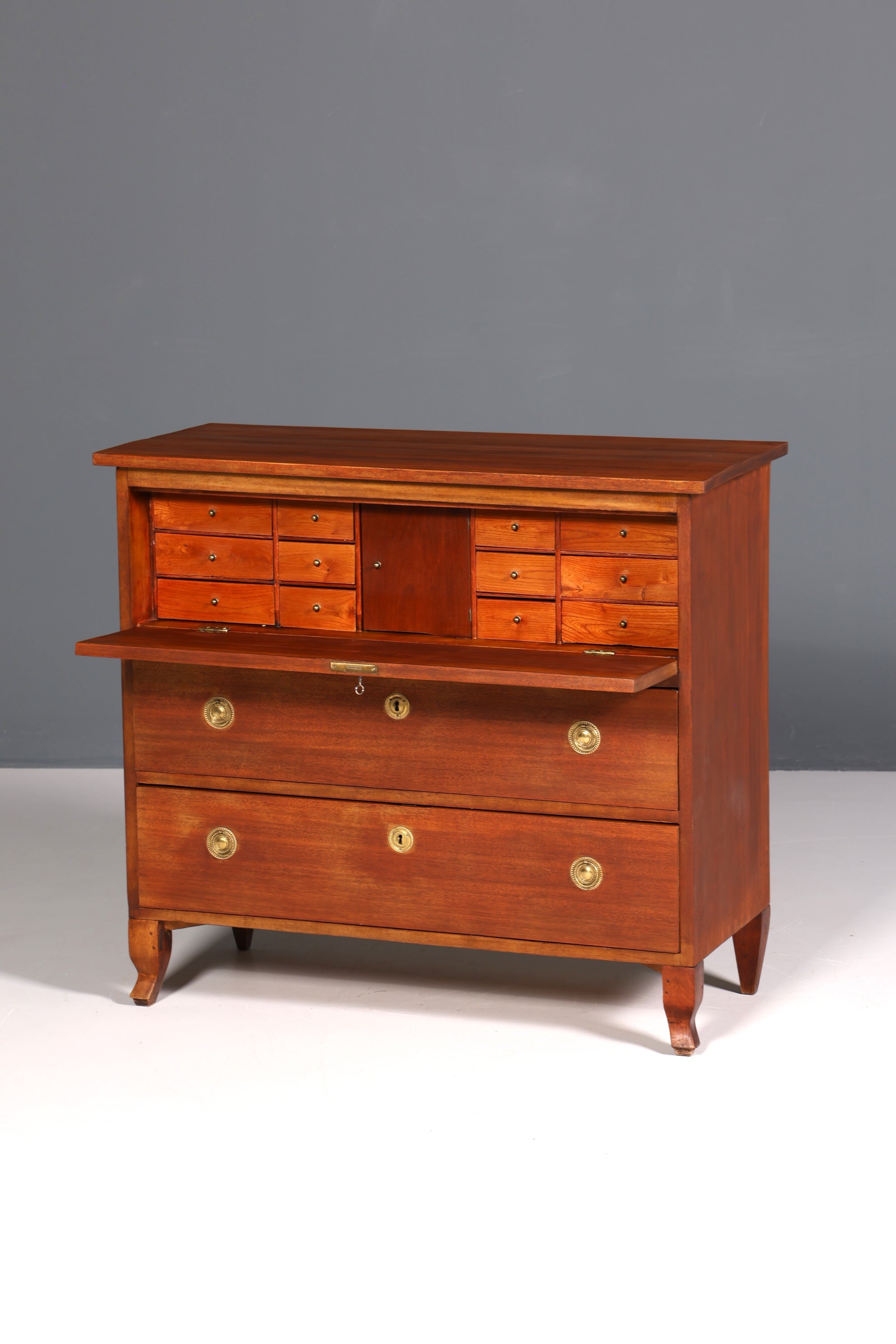 F826 Finish Antik Sekretär?