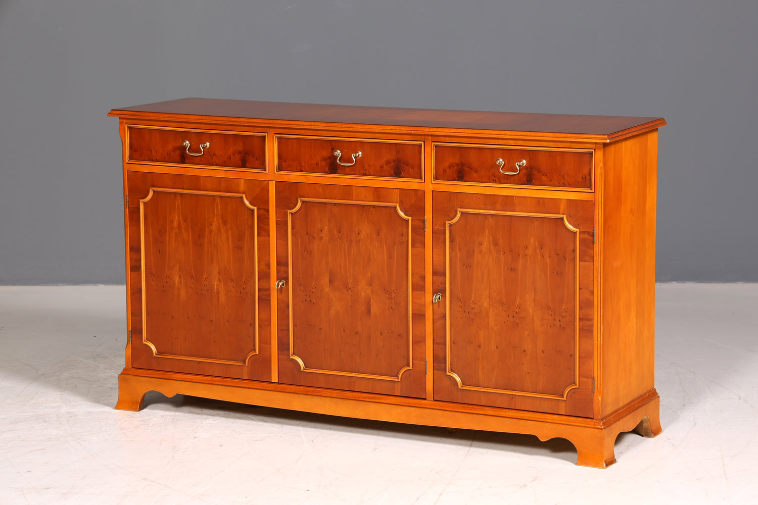 Wunderschönes Englisches Sideboard Eibe Schrank Antik Stil Buffetschrank Kommode