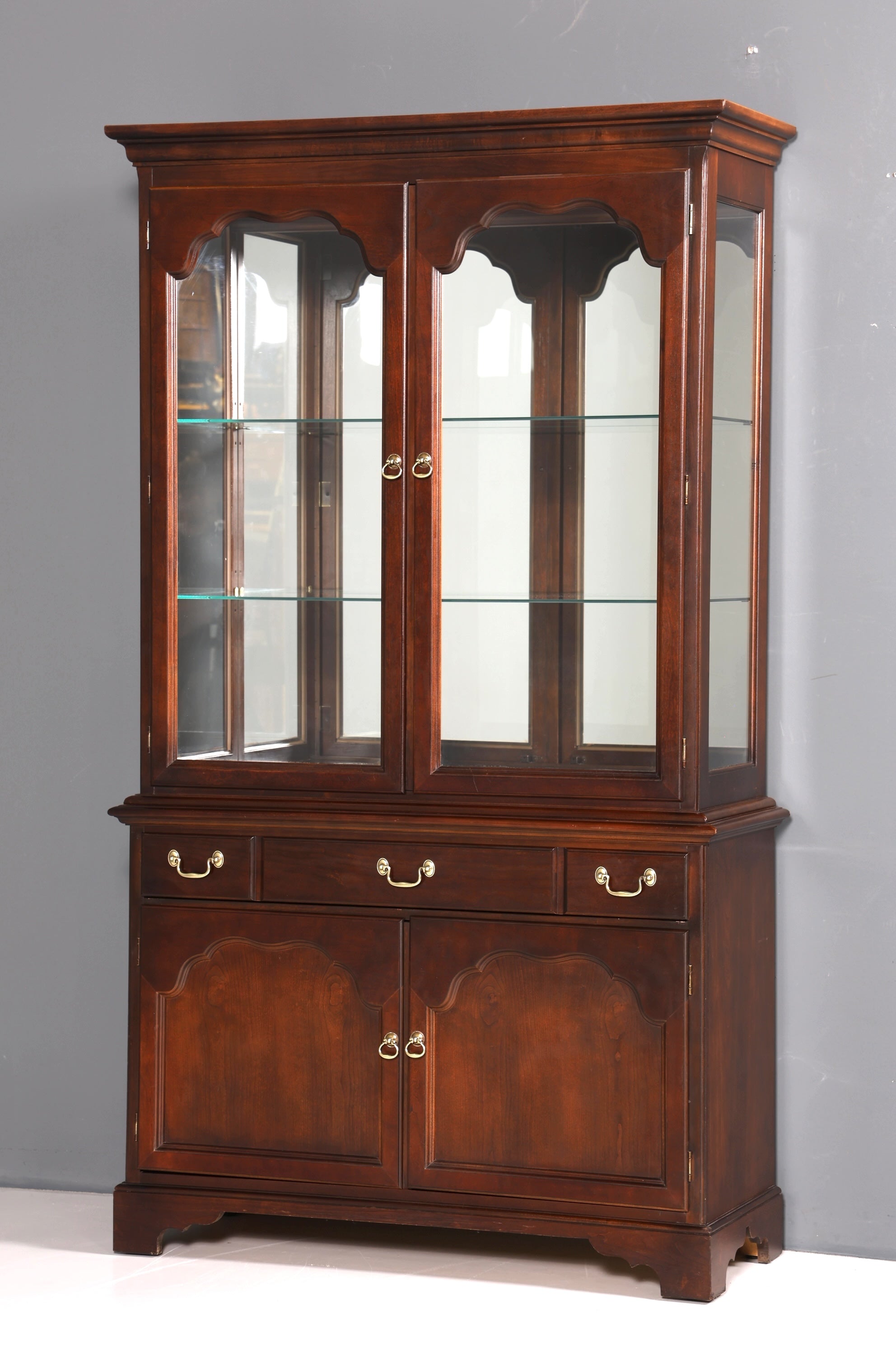 Wunderschöne Original Drexel Heritage Vitrine Bücherschrank USA Schrank Buffet Schrank Regal