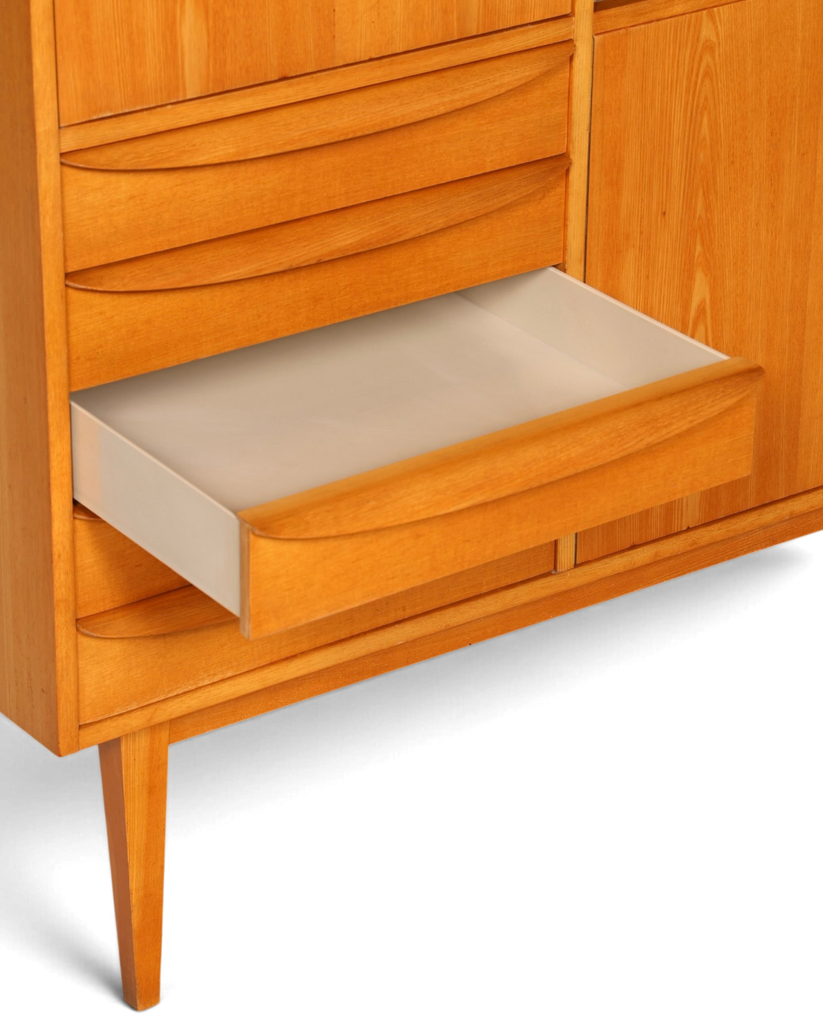 Hauptstadt Möblerei Hellerau Vitrine Modell 602 von Franz Ehrlich mit offener Holzschublade im Mid-Century-Stil