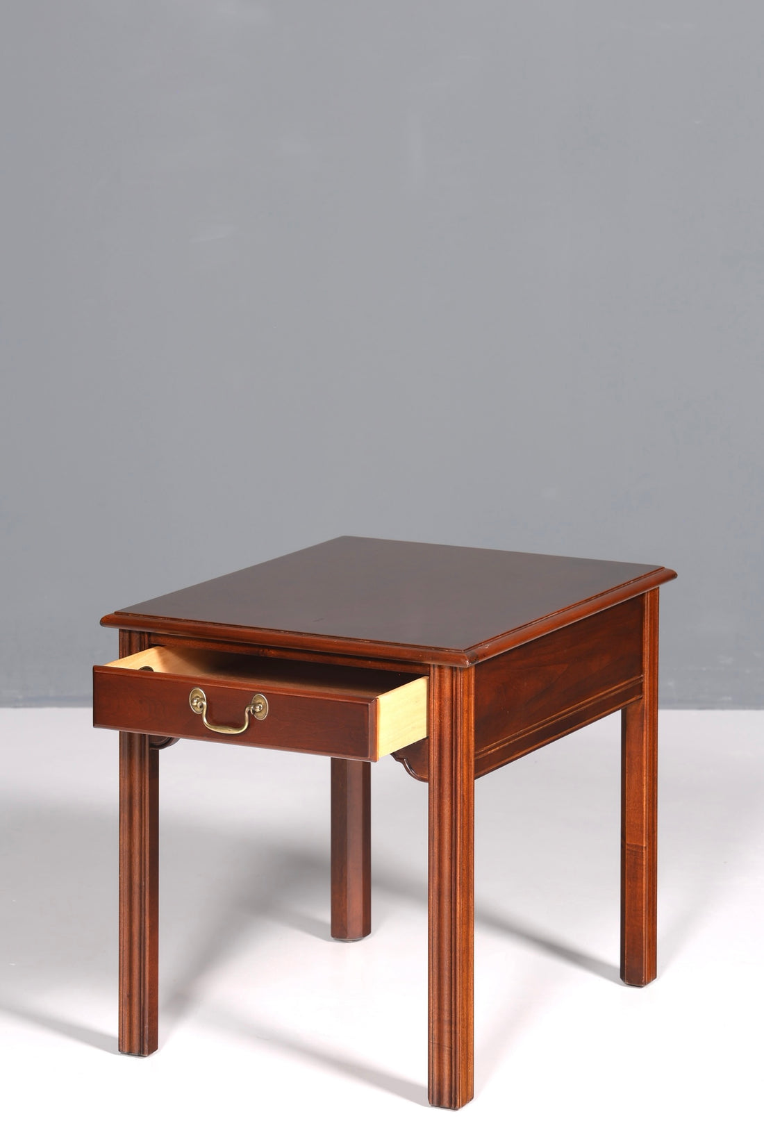 Wunderschöner Tisch der Marke Drexel Heritage Beistelltisch Antik 60s Ablagetisch 4 von 5