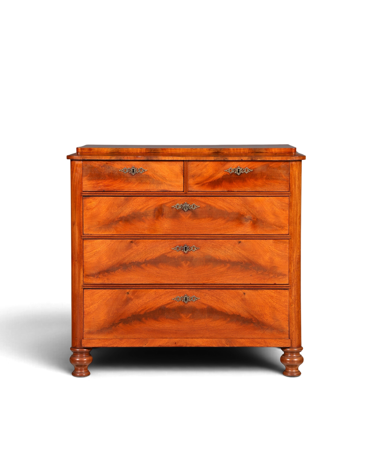 Hauptstadt Möblerei Louis Philippe Kommode aus massivem Nussbaum mit dekorativen Beschlägen, antik um 1890