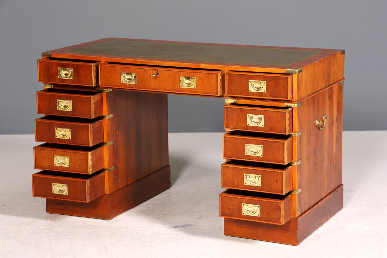 Edler Maritimer Schreibtisch Englischer Military Chest Bürotisch Office Table mit echt Lederauflage