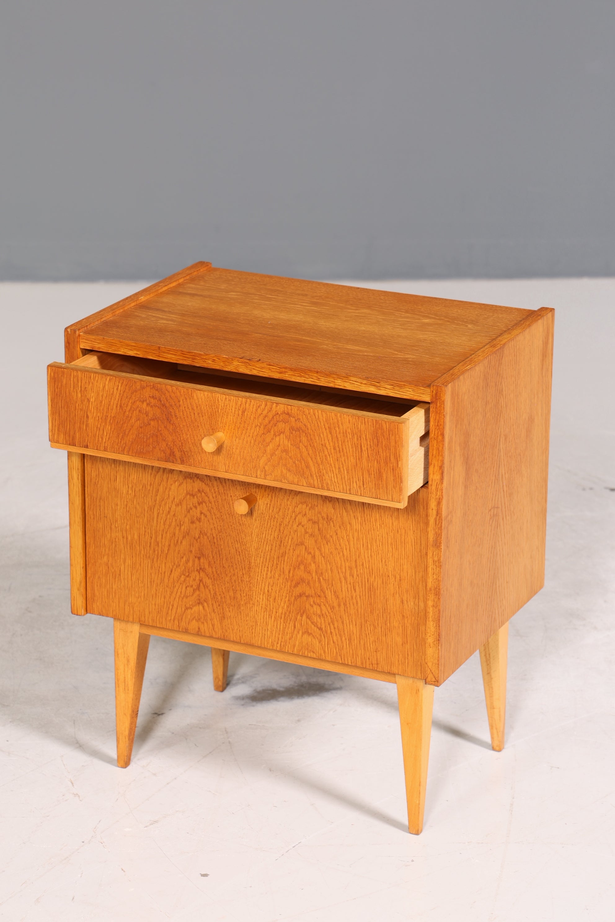 Schlichte Mid Century Kommode Vintage Klappschränkchen Danish Design Nachttisch 1 von 2
