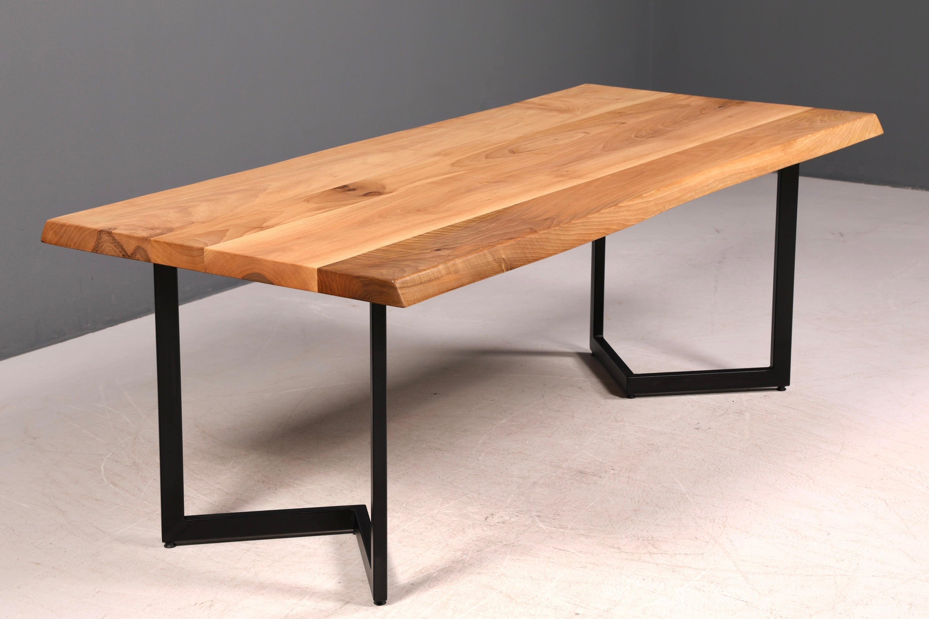 Wunderschöner Nussbaum Tisch 220cm-95cm Esszimmer Tisch Baumkanten Platte massiv Holz Küchentisch