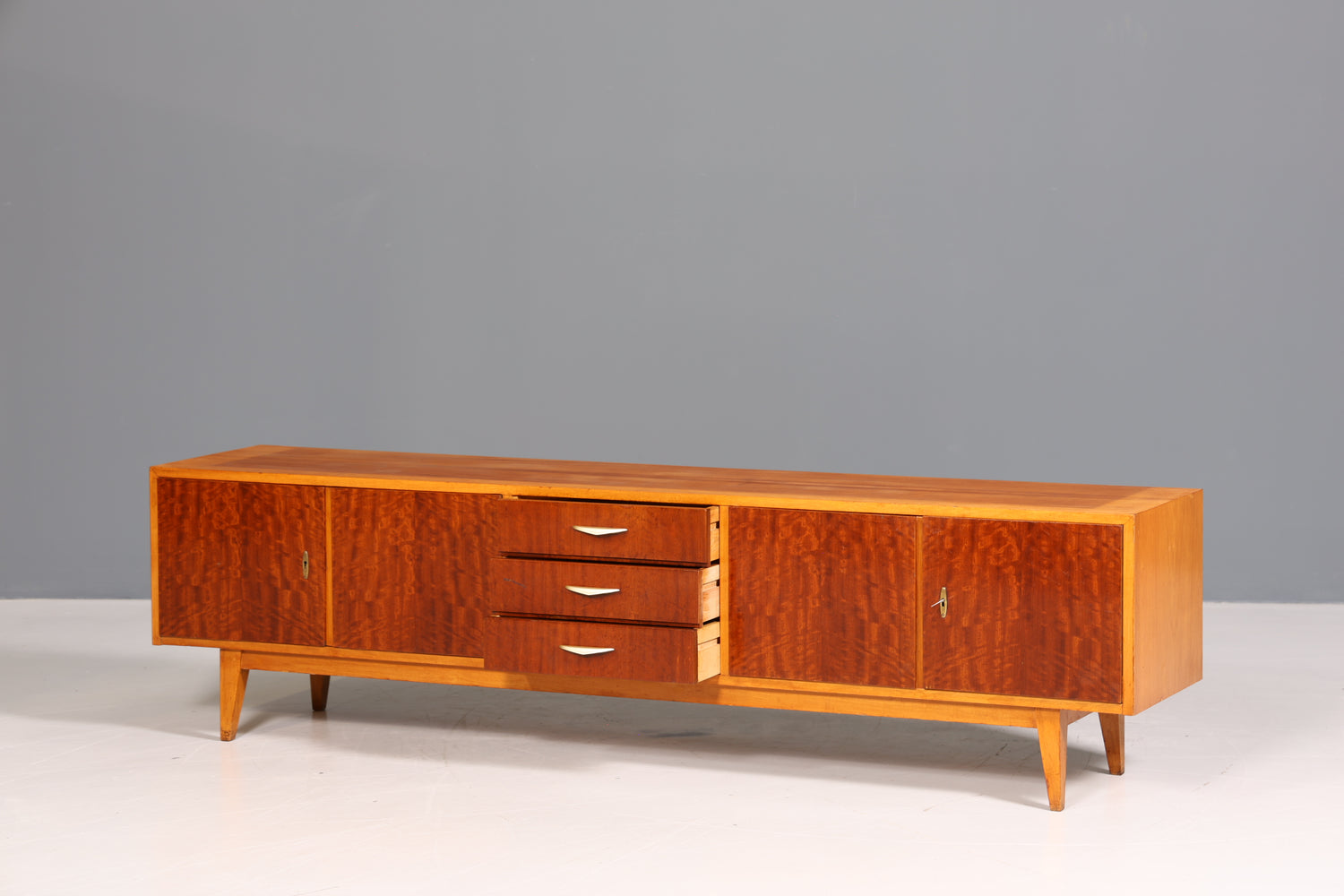 Schlichtes Mid Century Sideboard Vintage TV Kommode 60s Schrank Longboard Retro Lowboard