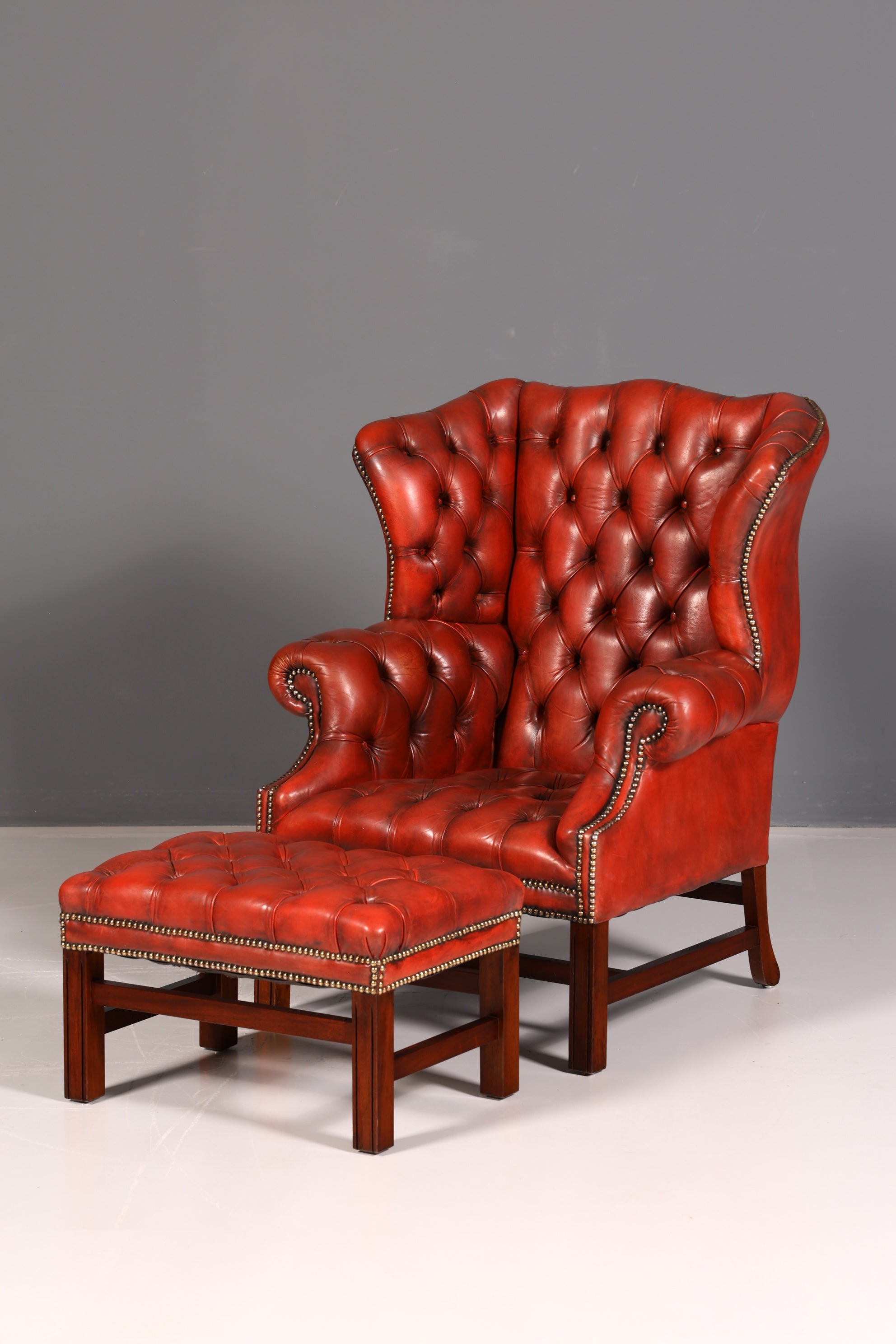 Original Chesterfield Ohrensessel mit Hocker Echtleder Englisch Herrensessel Ledersessel Antik Vintage