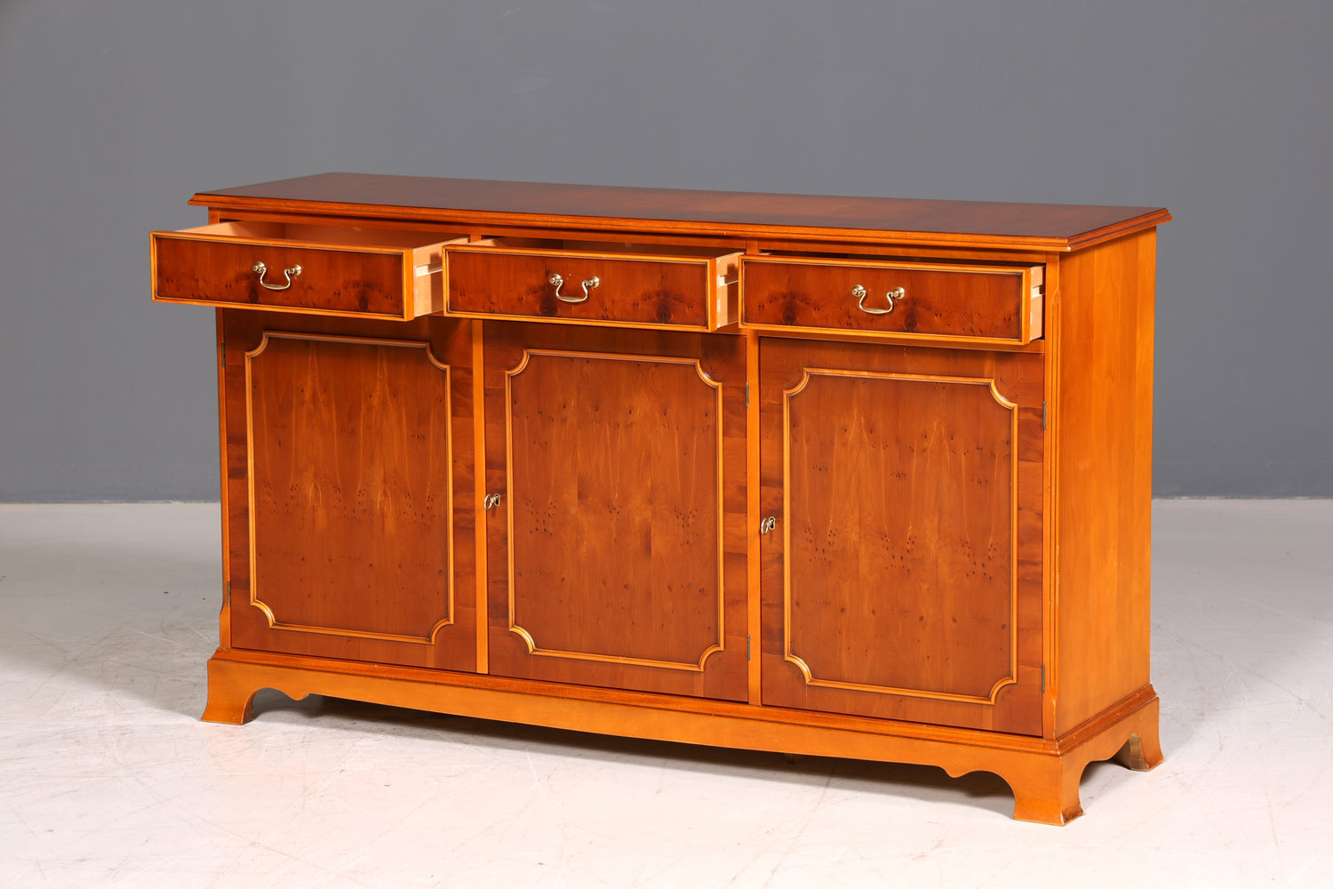 Wunderschönes Englisches Sideboard Eibe Schrank Antik Stil Buffetschrank Kommode