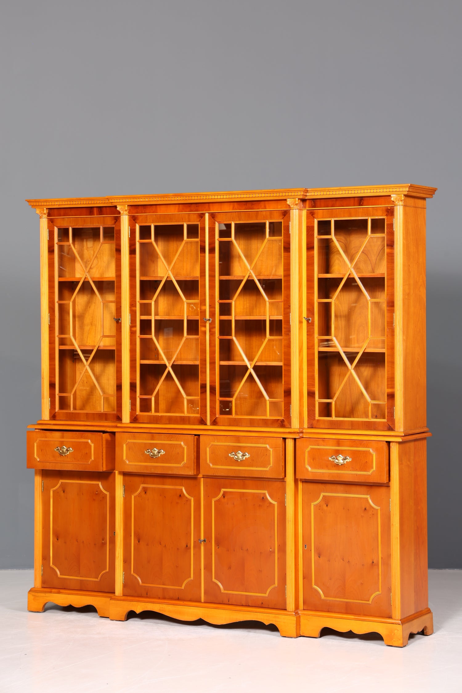 Wunderschöne Englische Vitrine Bücherschrank Buffet Antik Stil Englisch Eibe Glasvitrine Bibliothek