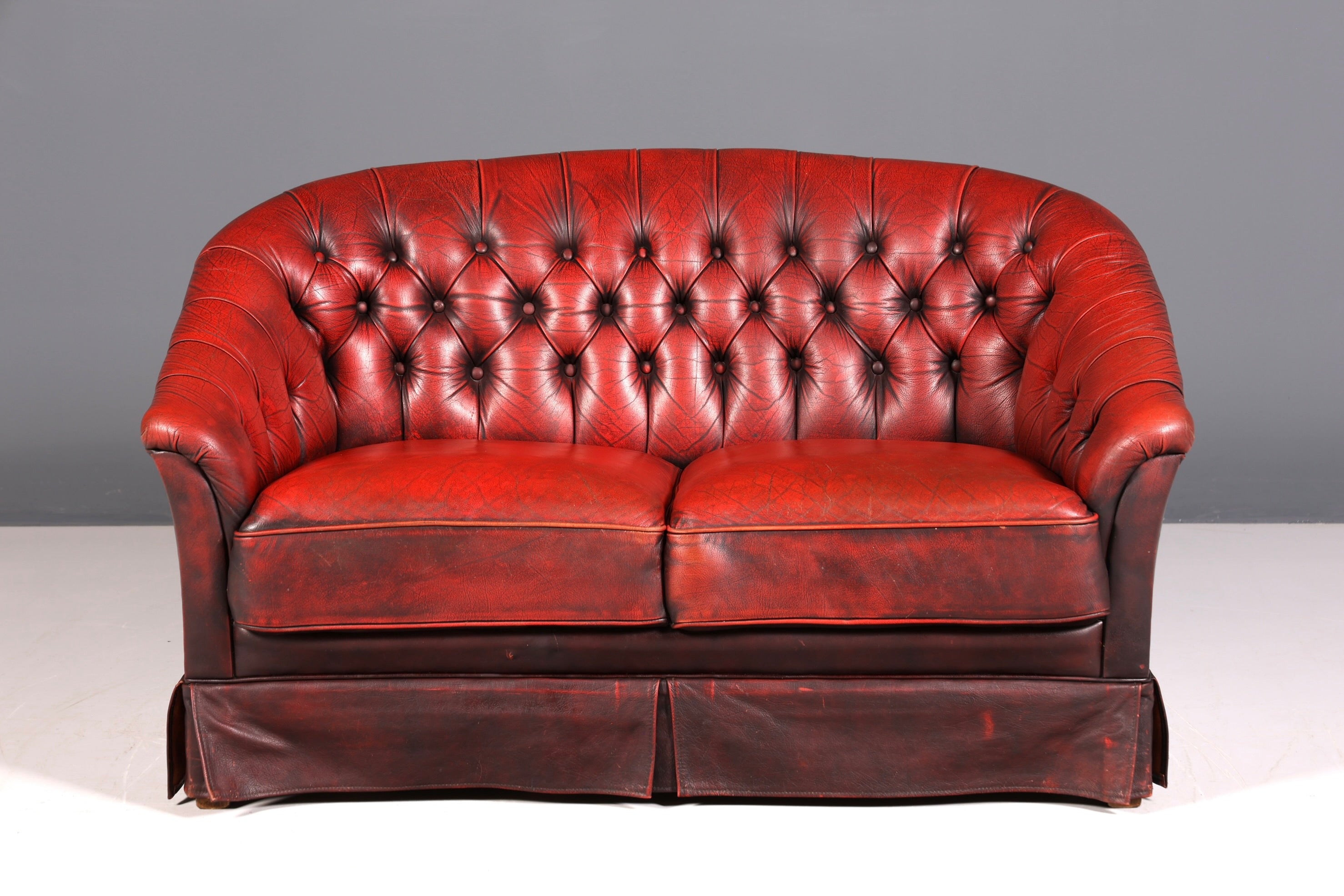 F846 Finish Wunderschönes Original Chesterfield 2er Sofa Englisch Oxblood Leder 2- Sitzer Couch