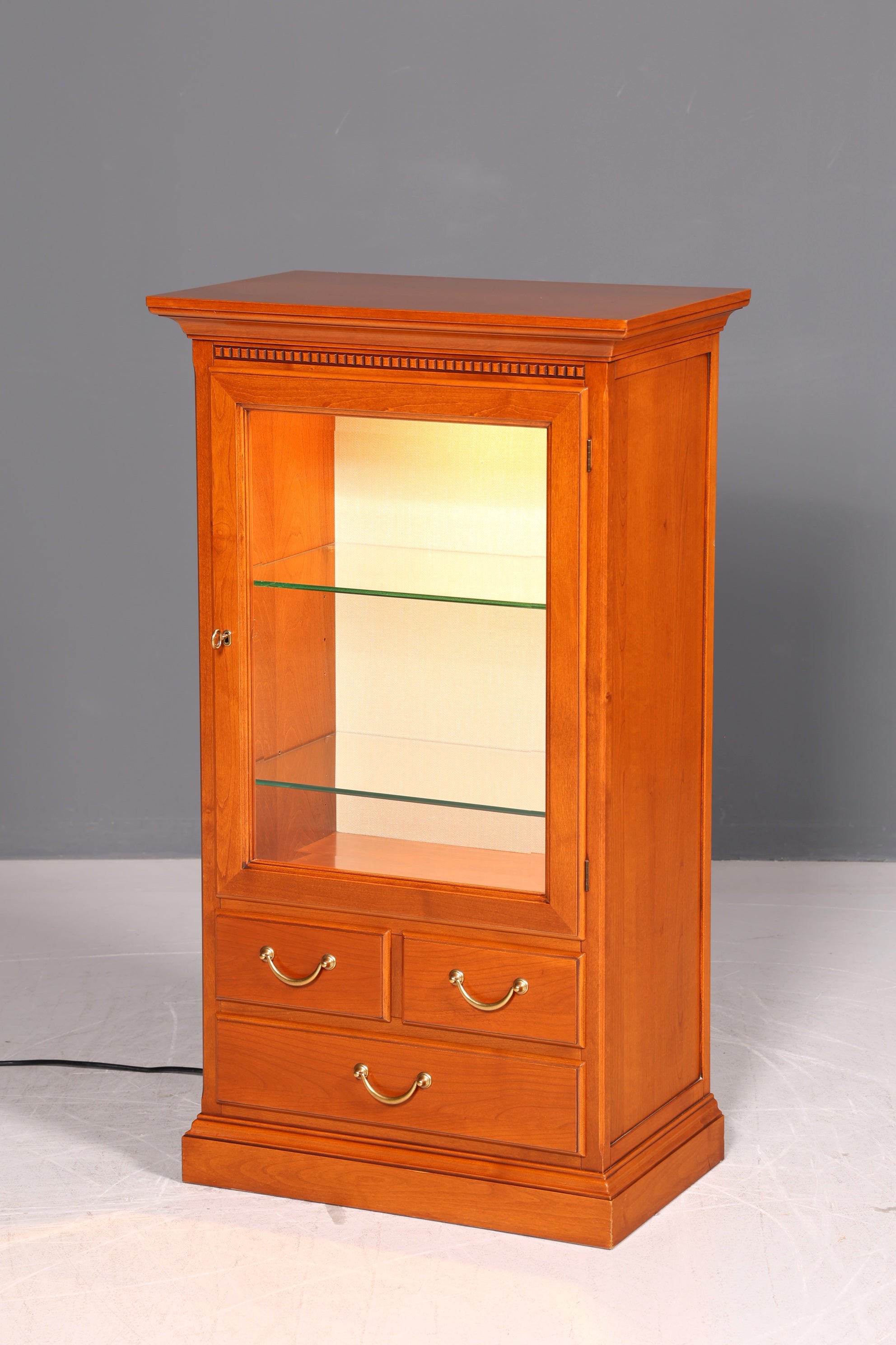 Wunderschöne Original Selva Style International Vitrine Kirschholz Antik Stil Glasvitrine Vertiko Geschirrschrank Italienische Möbel