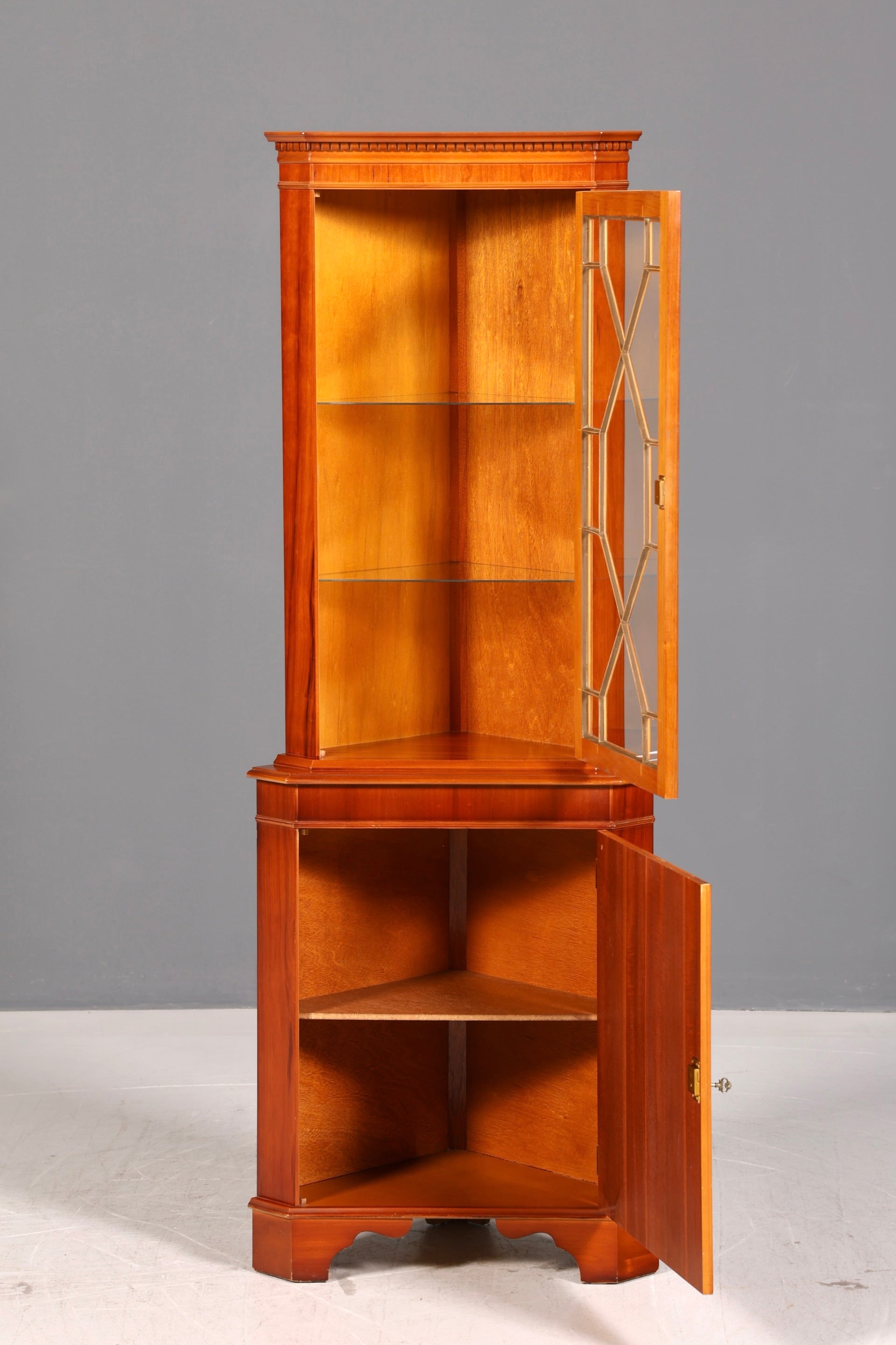Wunderschöne Englische Eckvitrine 60er Eibe Schrank Eckschrank Glasvitrine Vitrine Vintage