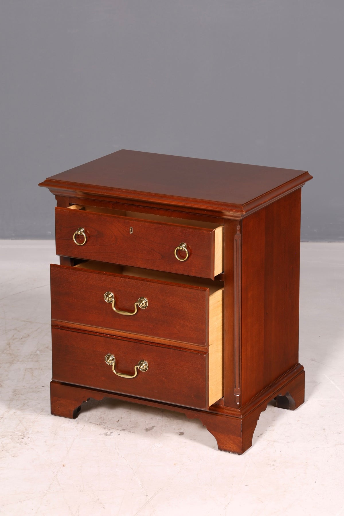Elegant Drexel Heritage dresser in antique style, bedside table, USA chest of drawers 1 of 2