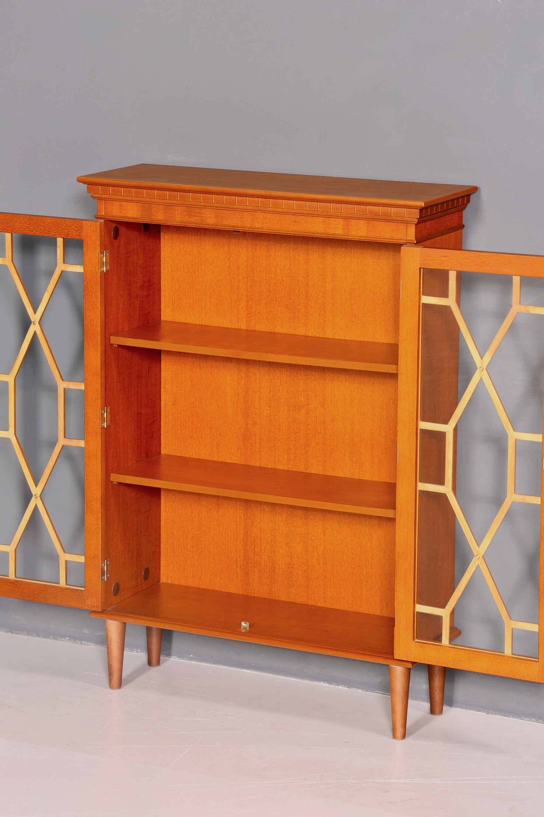 Wunderschöne Englische Vitrine Eibe Bücherschrank Glasvitrine 60s Vitrinenschrank Schrank Vintage