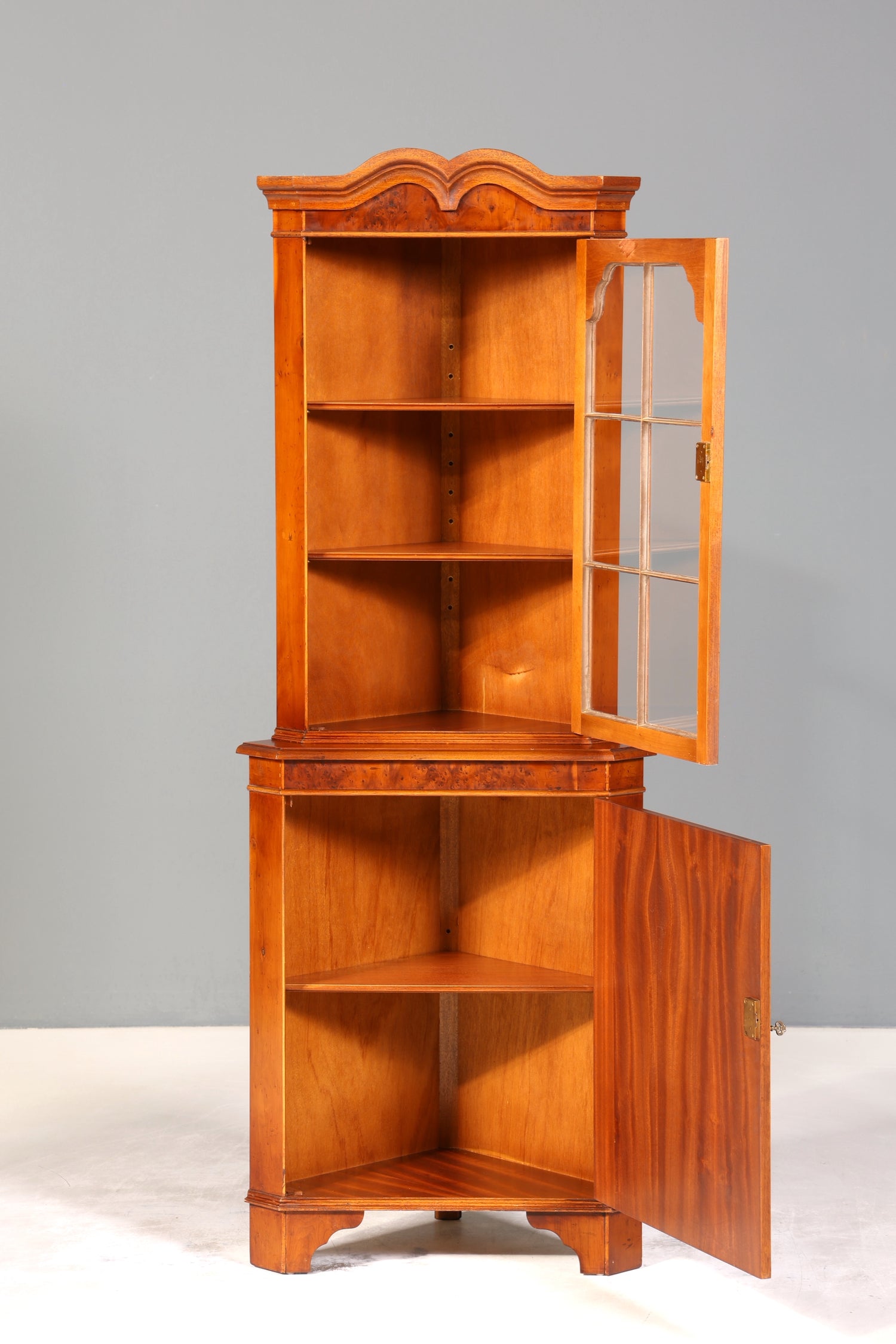 Wunderschöne Englische Eckvitrine Antik 60s Schrank Eckschrank Glasvitrine Vitrine