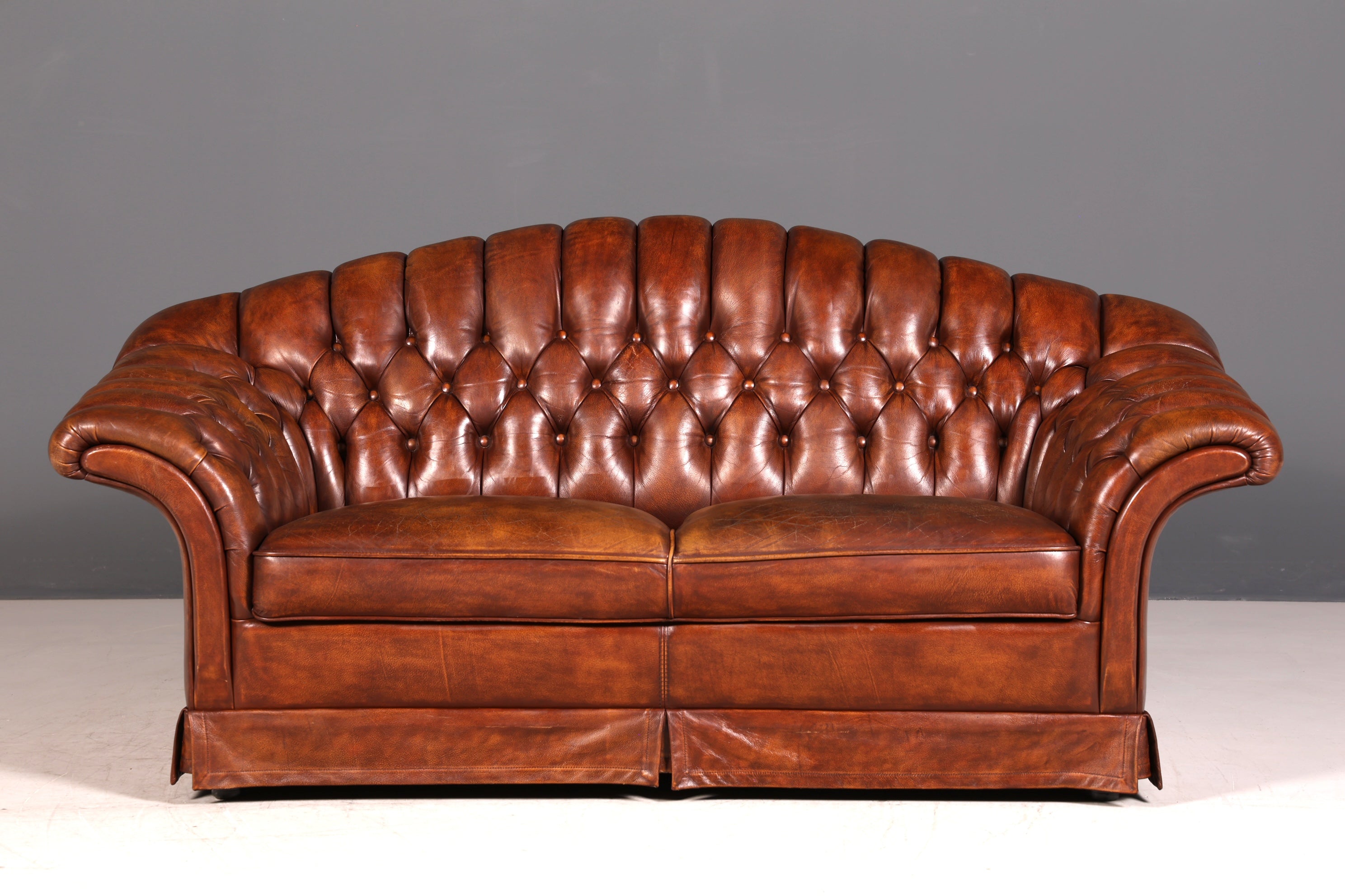 G448 Finish Wunderschönes Original Chesterfield 2er Sofa Englisch Oxblood Leder 2- Sitzer Couch (Kopie)