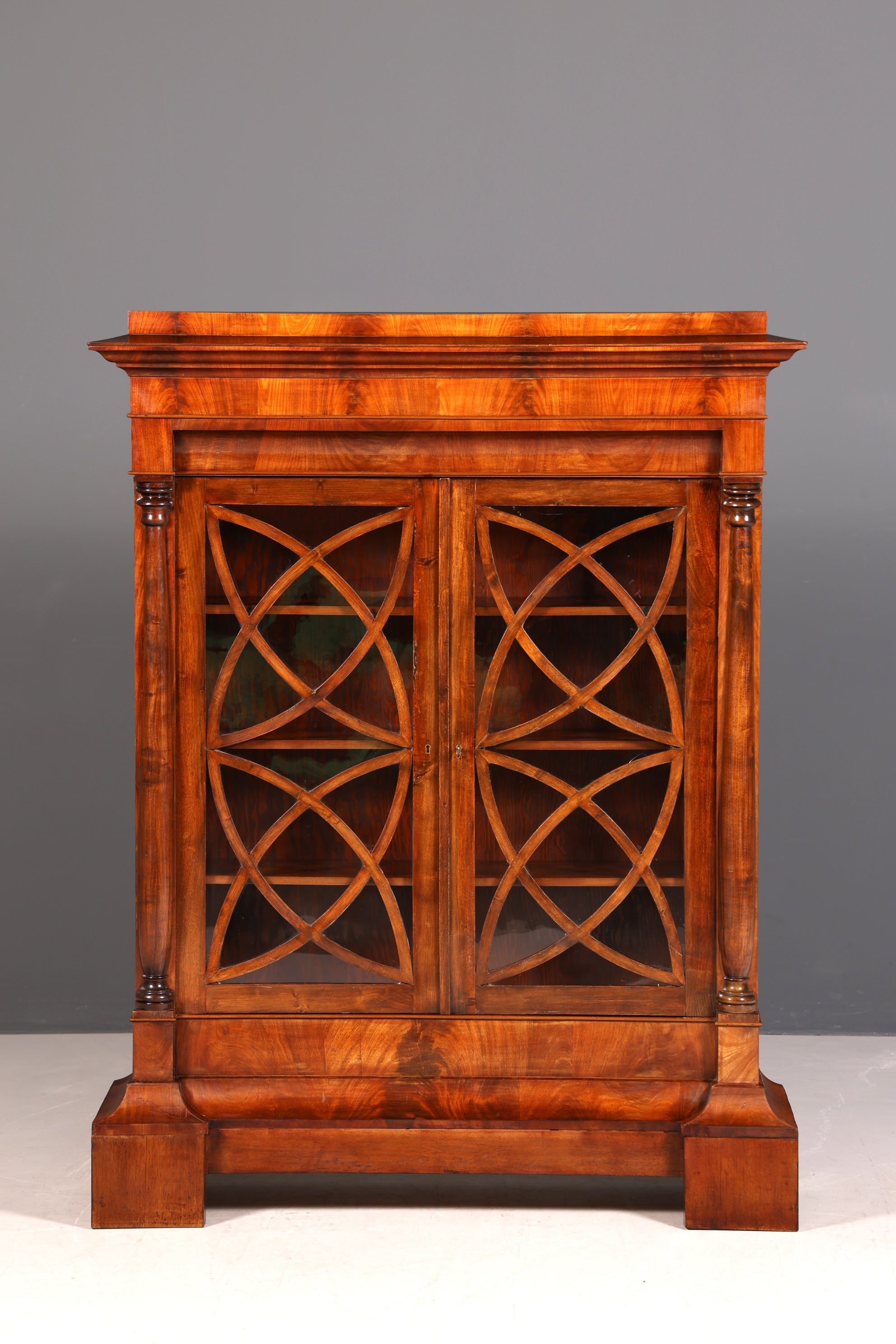Traumhafter Original Biedermeier Vitrine um 1820 Antiker Schrank Art Deco Bücherregal