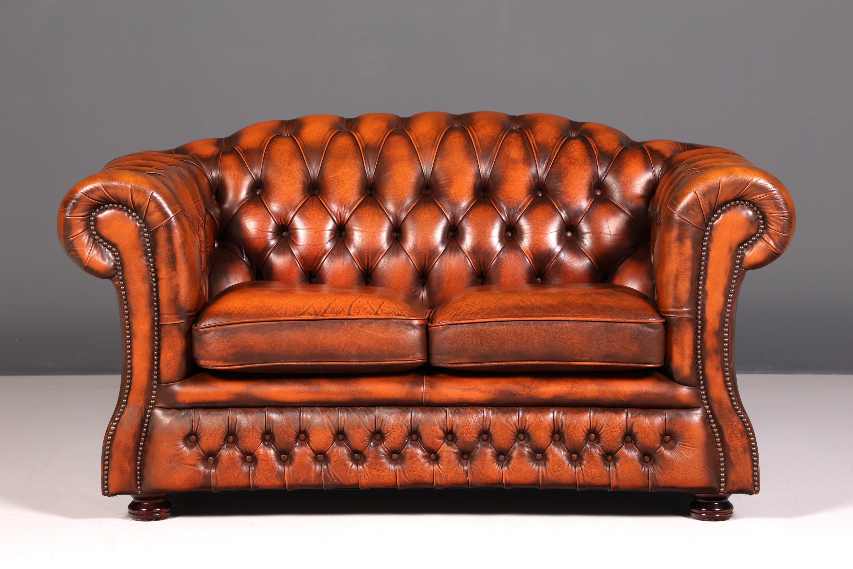 Stilvolles Original Chesterfield Sofa 2-Sitzer Couch Echt Leder Englisch Polstersofa