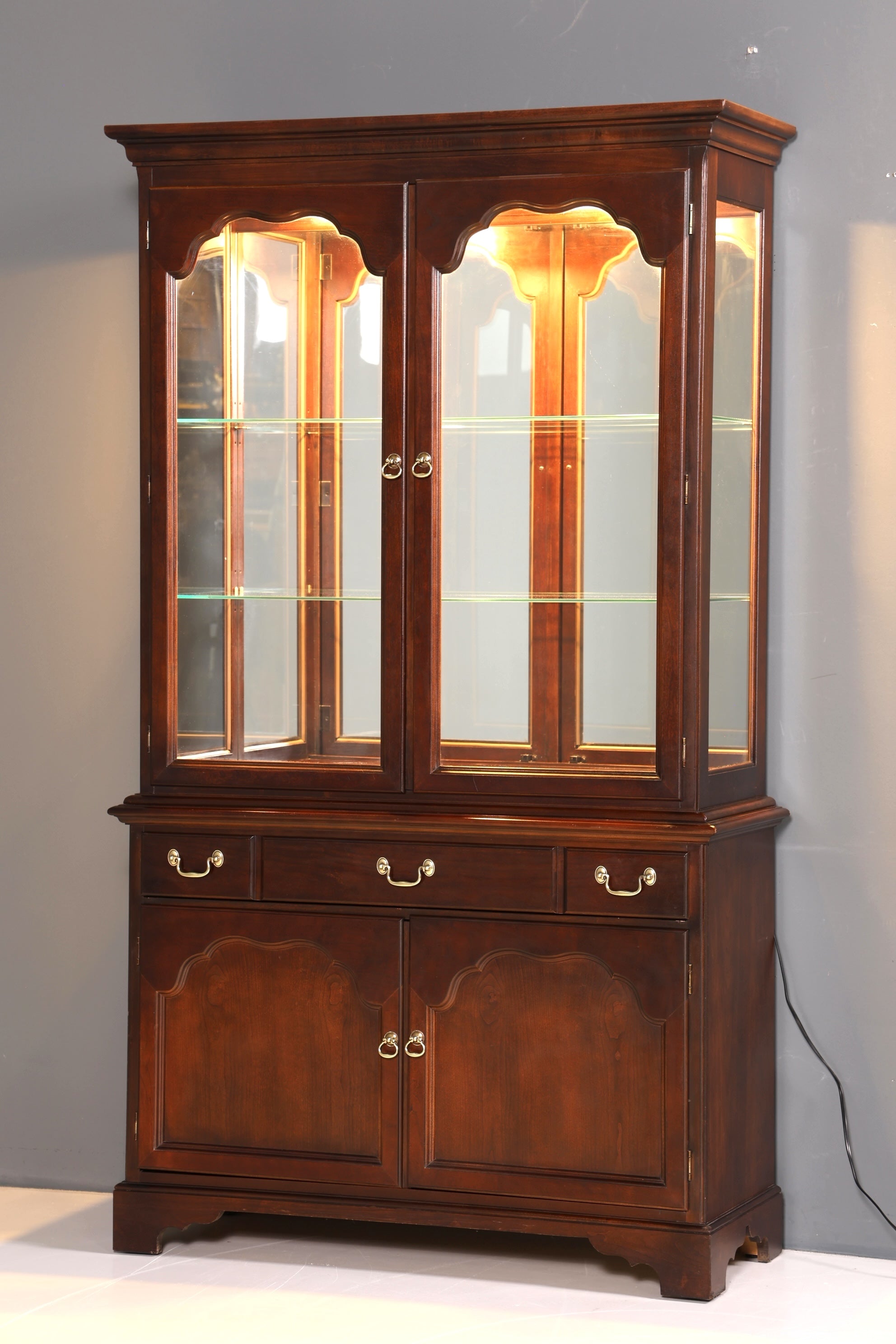 Wunderschöne Original Drexel Heritage Vitrine Bücherschrank USA Schrank Buffet Schrank Regal